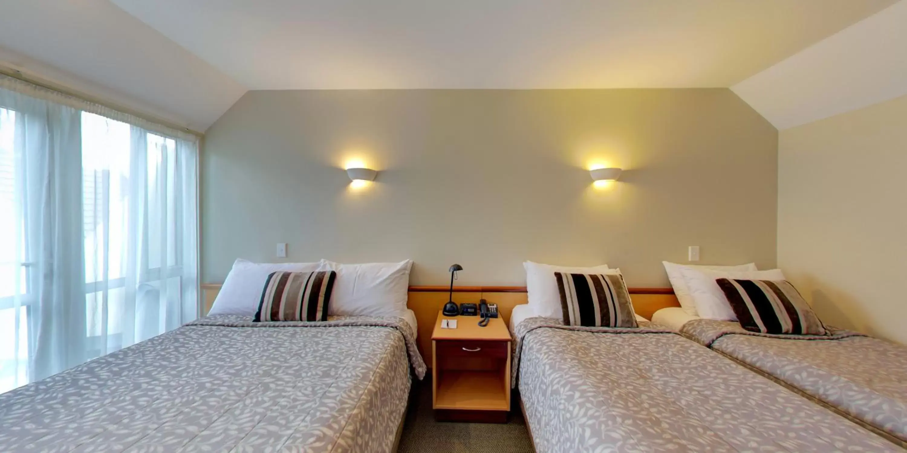 Bedroom, Bed in Dunedin Leisure Lodge - Distinction