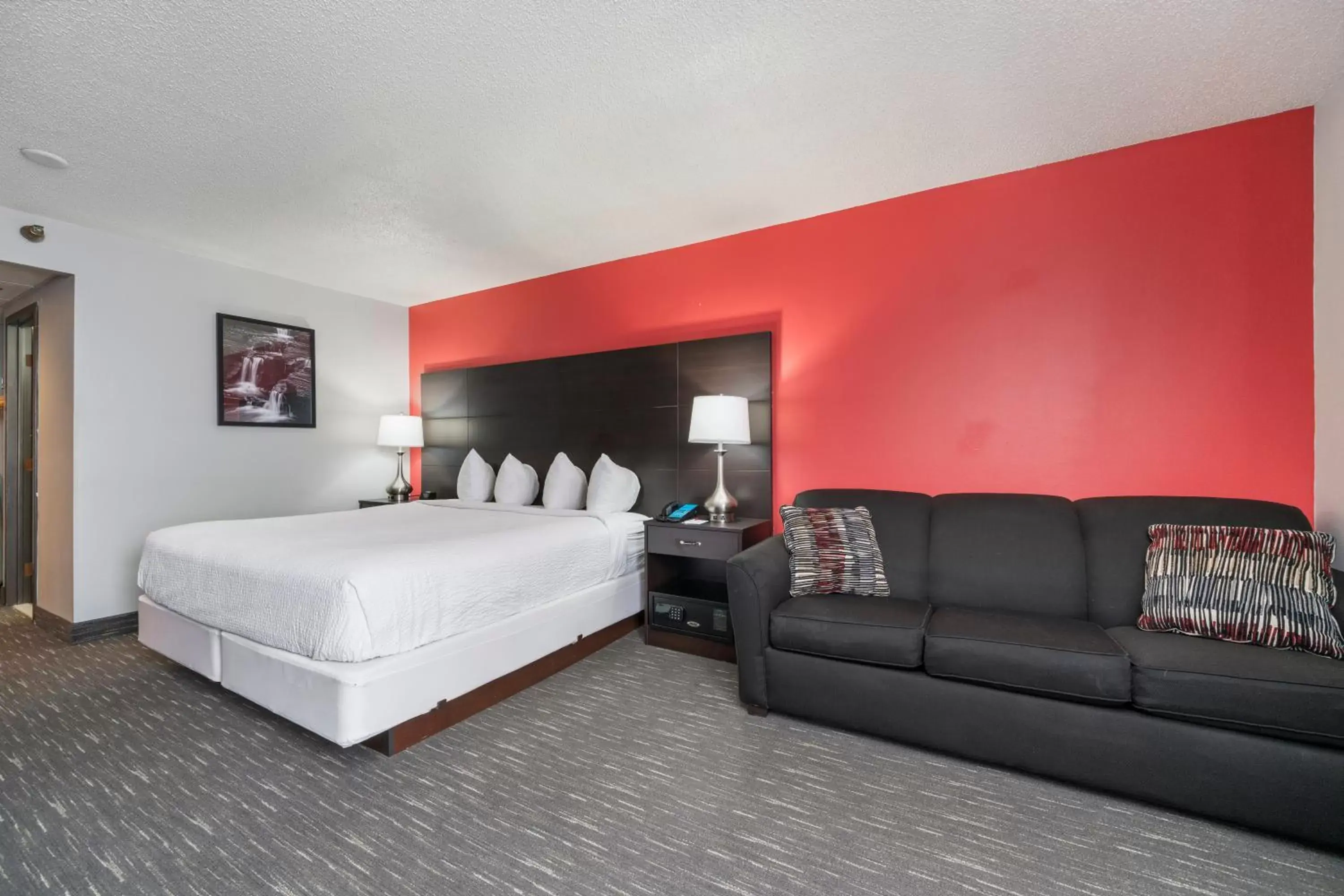 Bed in Ramada by Wyndham Sioux Falls Airport - Waterpark Resort & Event Center