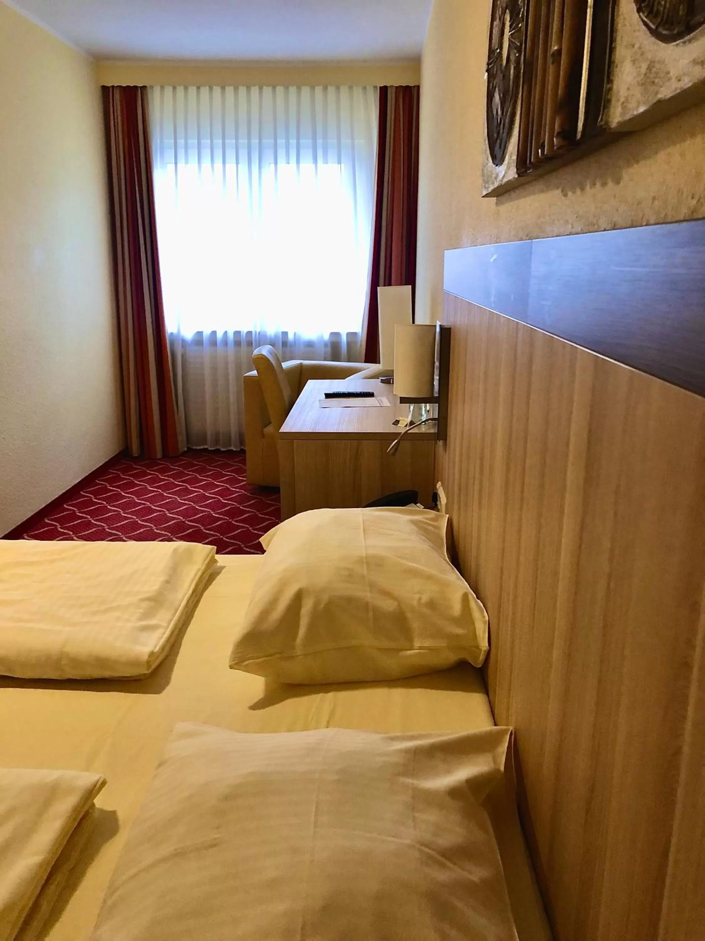 Bedroom, Bed in Montana Hotel Köln-Bonn Airport