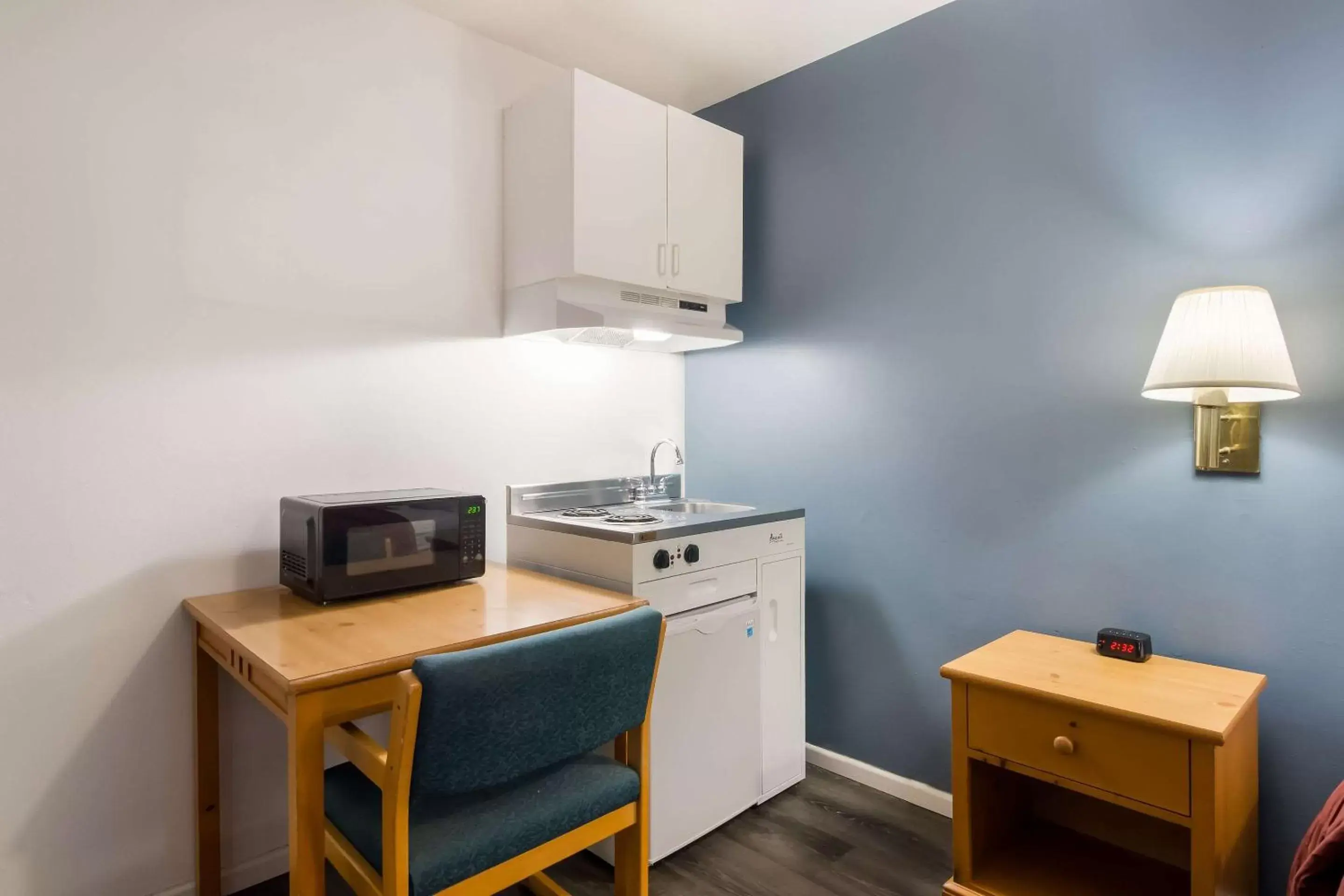 Bedroom, Kitchen/Kitchenette in Rodeway Inn & Suites Sidney Historic Downtown I-80