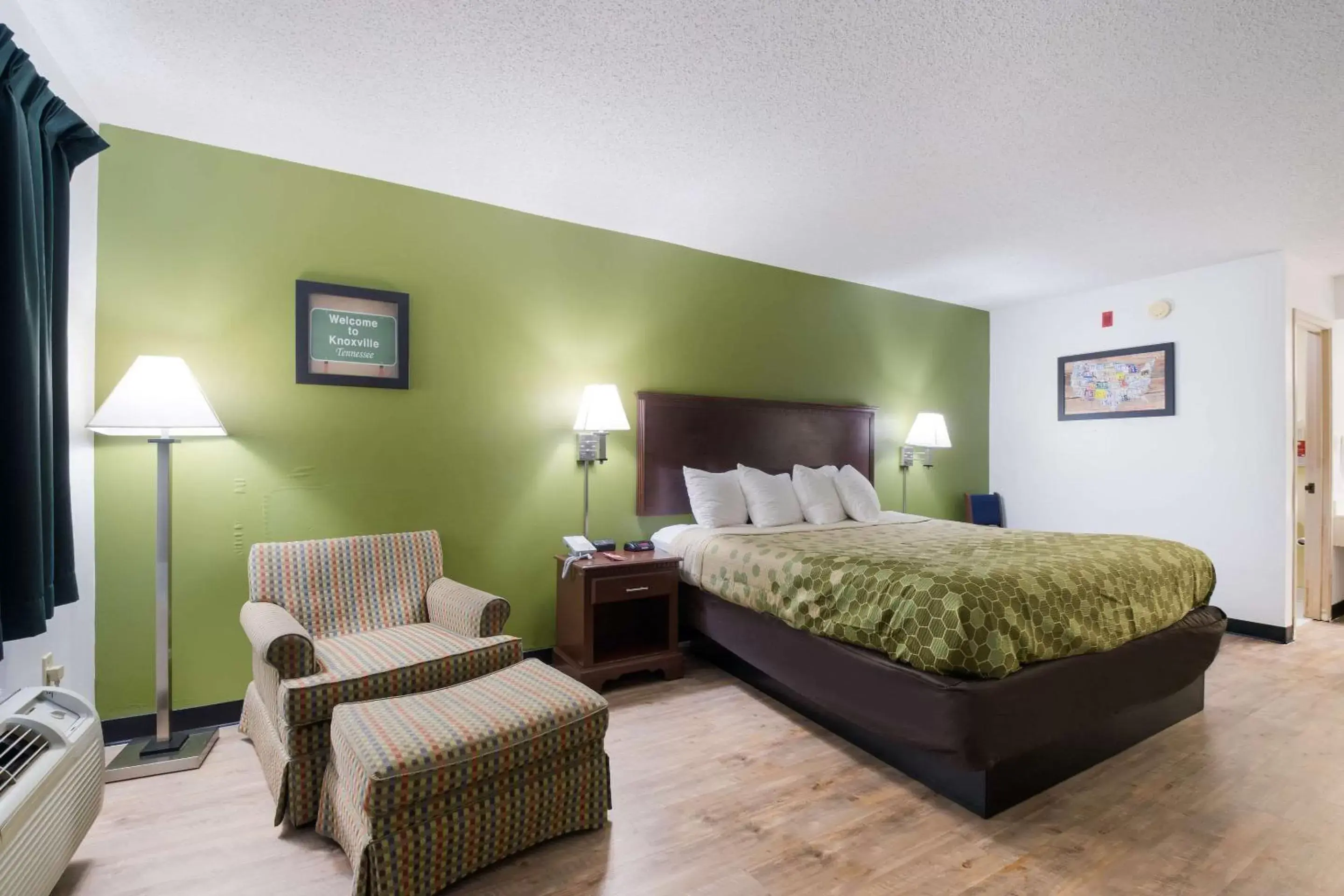 Photo of the whole room, Room Photo in Econo Lodge Inn And Suites East