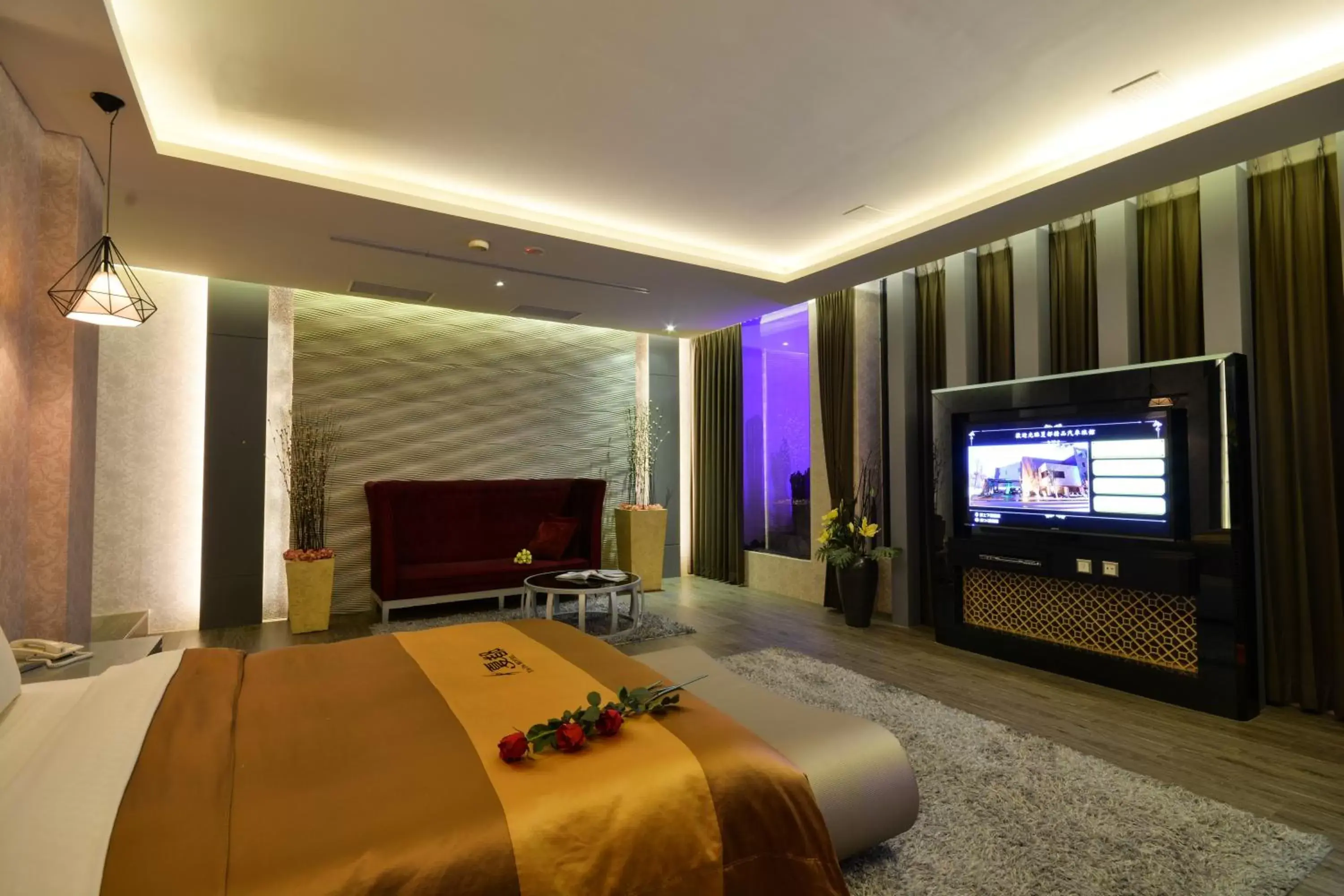 Bedroom, TV/Entertainment Center in Xiadu Motel