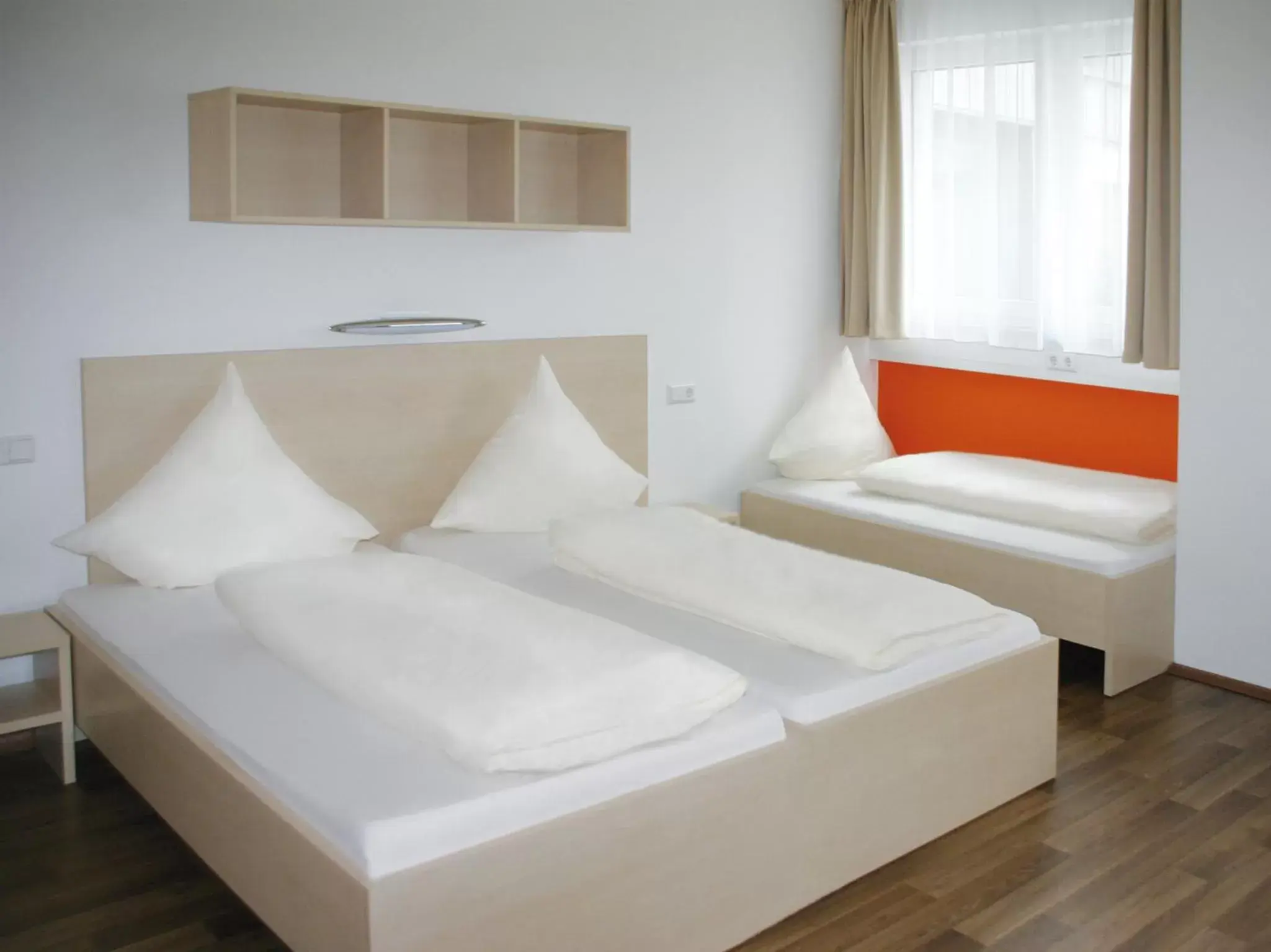 Photo of the whole room, Bed in Orange Hotel und Apartments