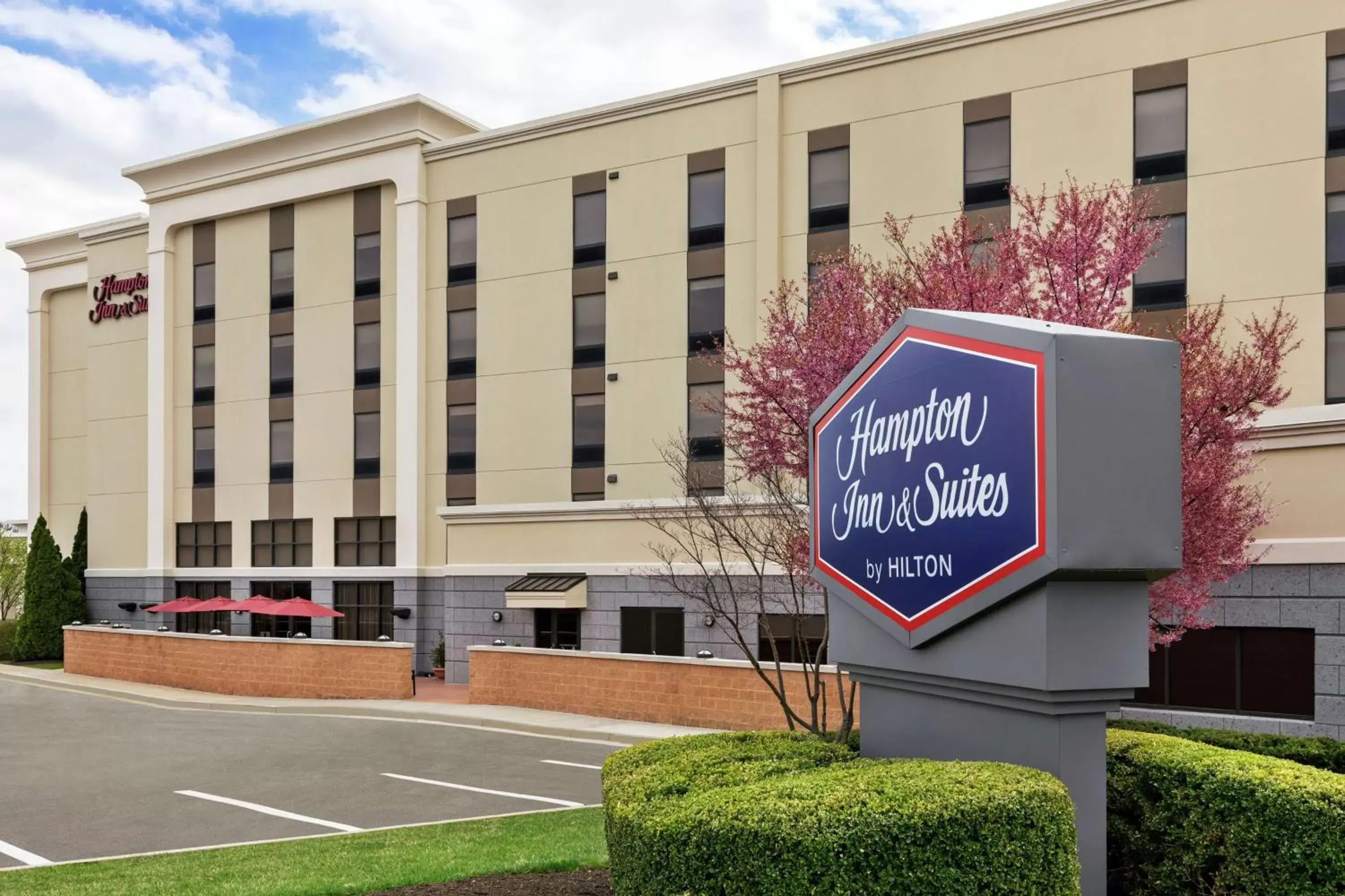 Property Building in Hampton Inn & Suites Frederick/Fort Detrick