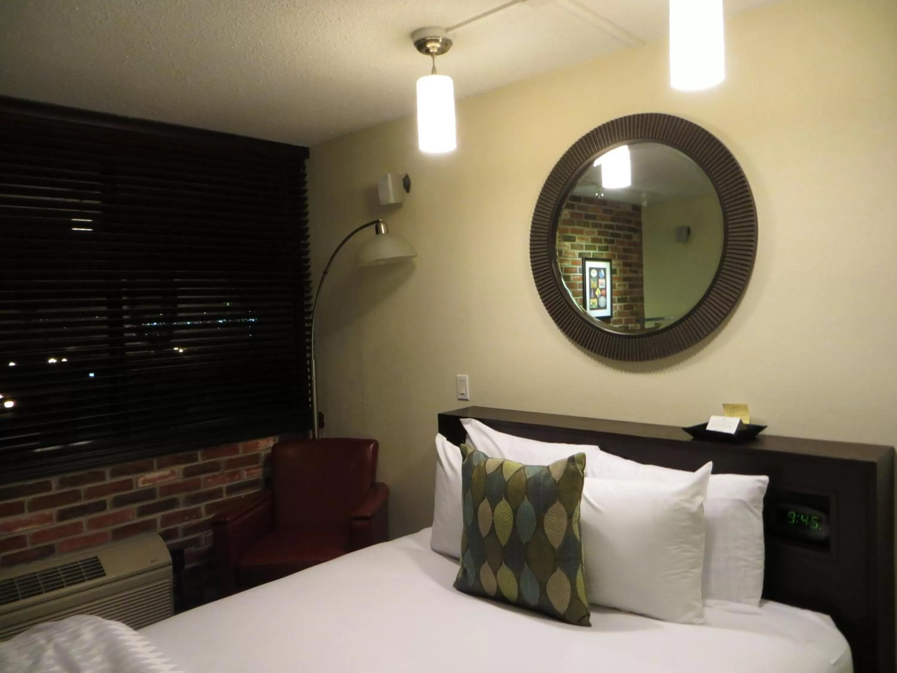 Bed in Mark Twain Hotel