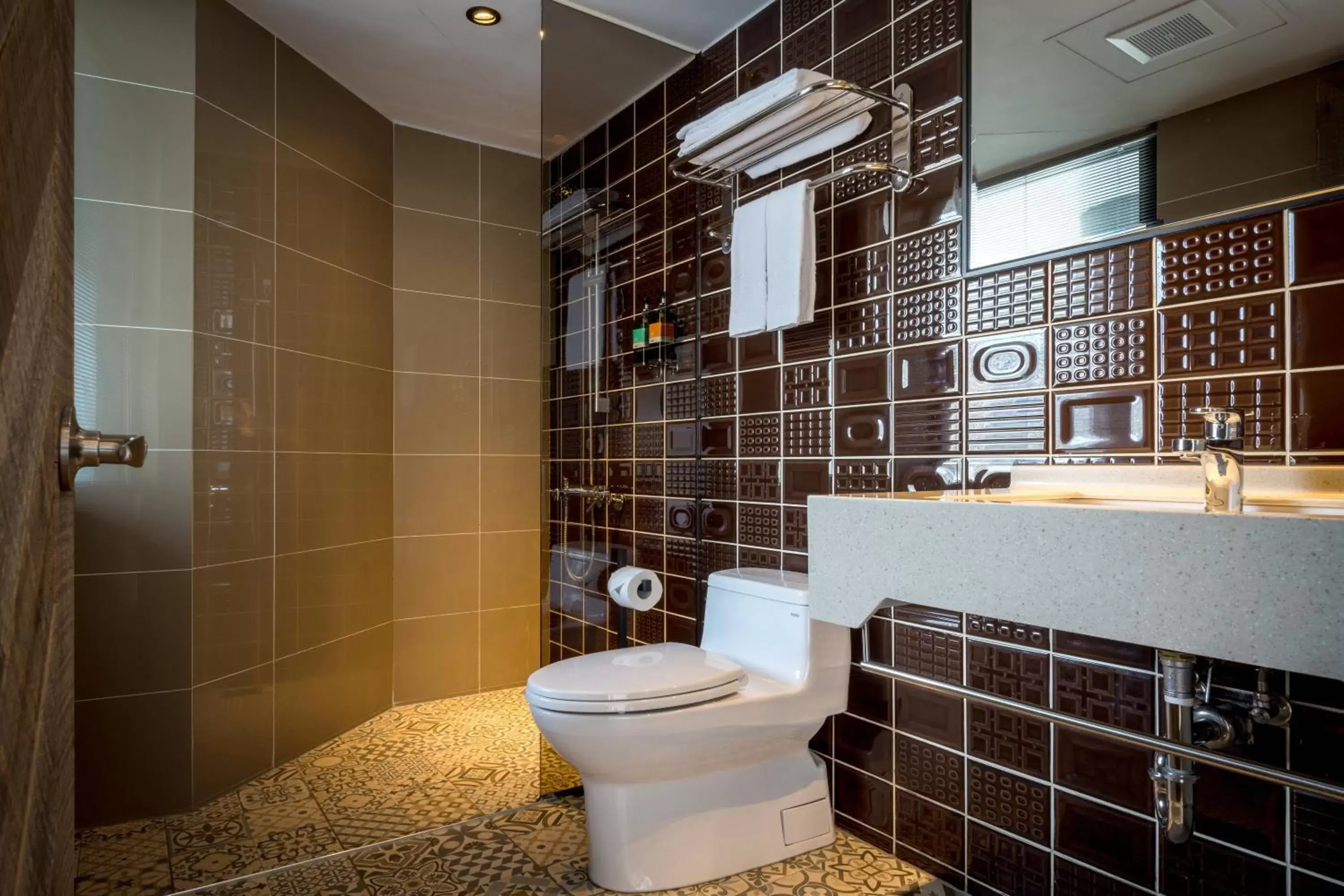 Shower, Bathroom in Calligraphy Greenway Hotel