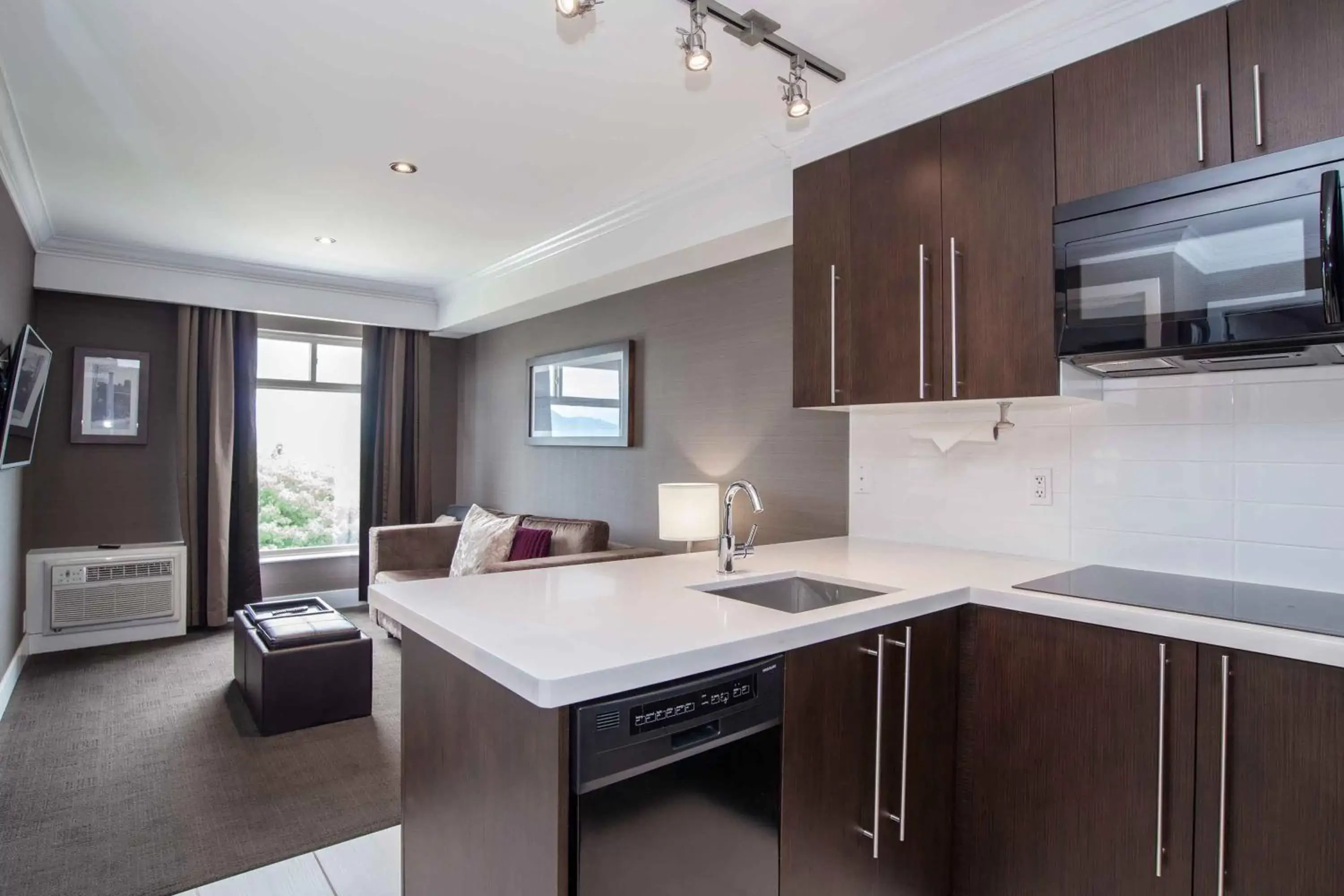 Photo of the whole room, Kitchen/Kitchenette in Sandman Signature Kamloops Hotel