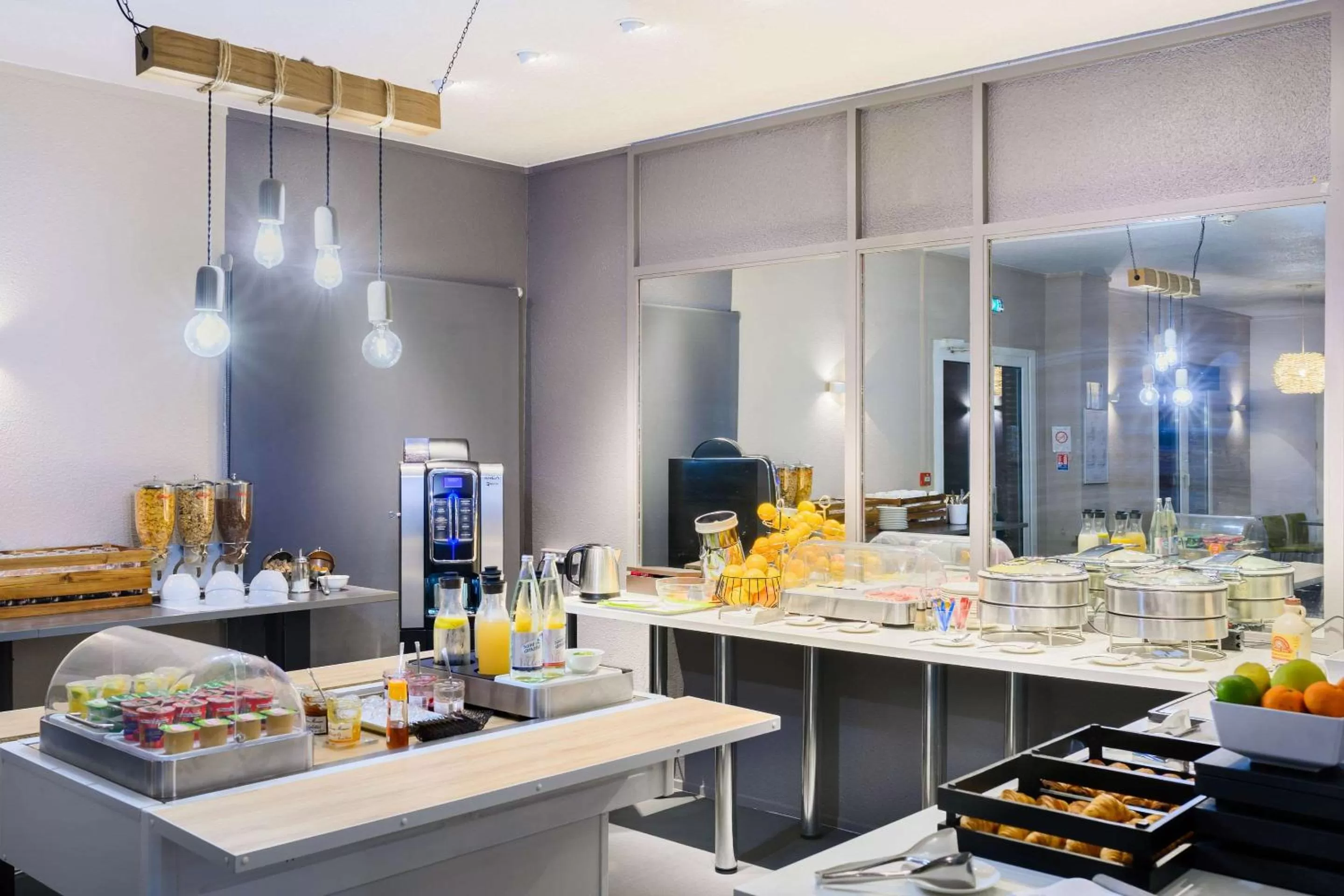 Restaurant/places to eat in Kyriad Lille Gare - Grand Palais