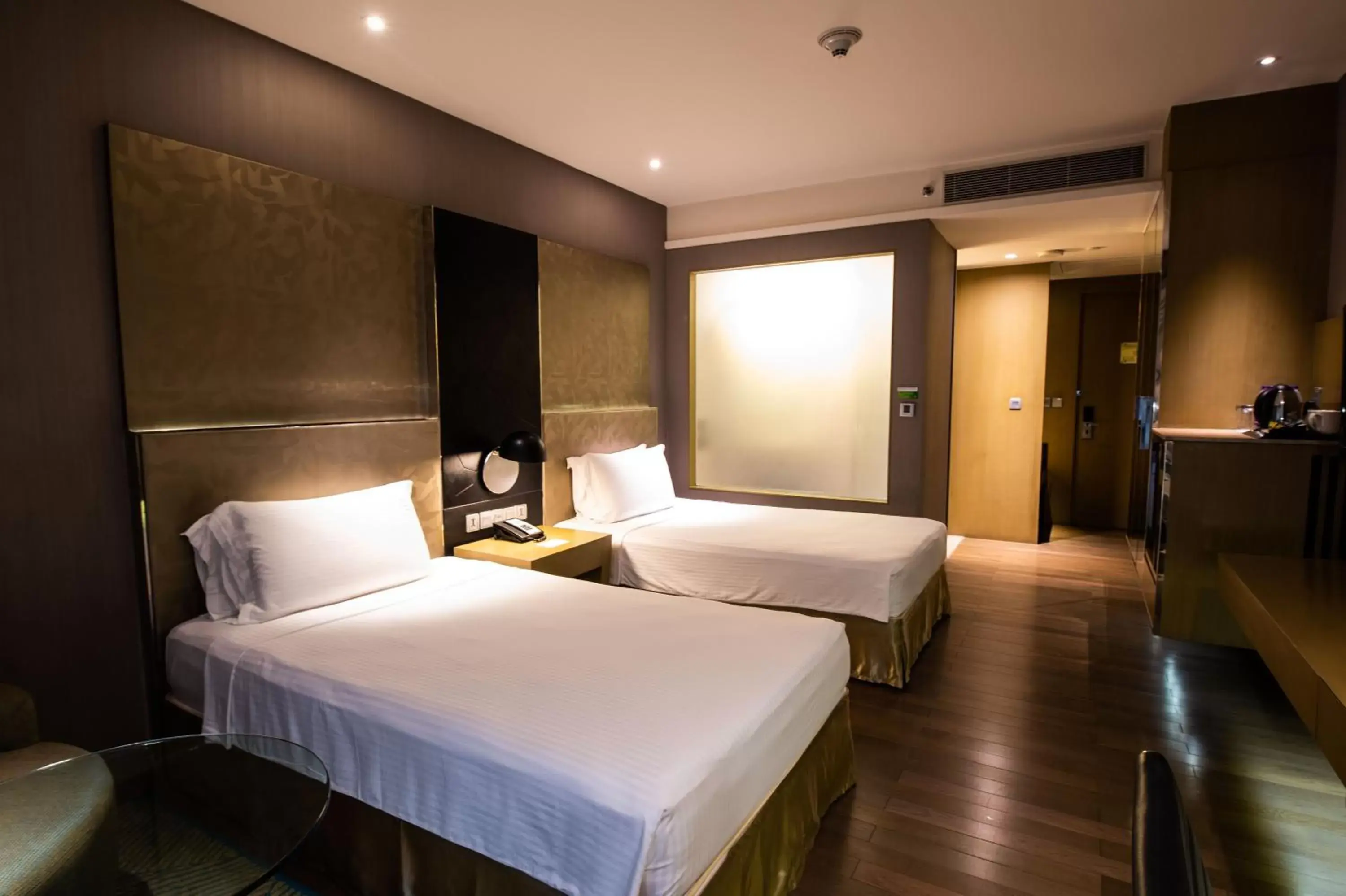 Photo of the whole room, Bed in Holiday Inn New Delhi International Airport, an IHG Hotel
