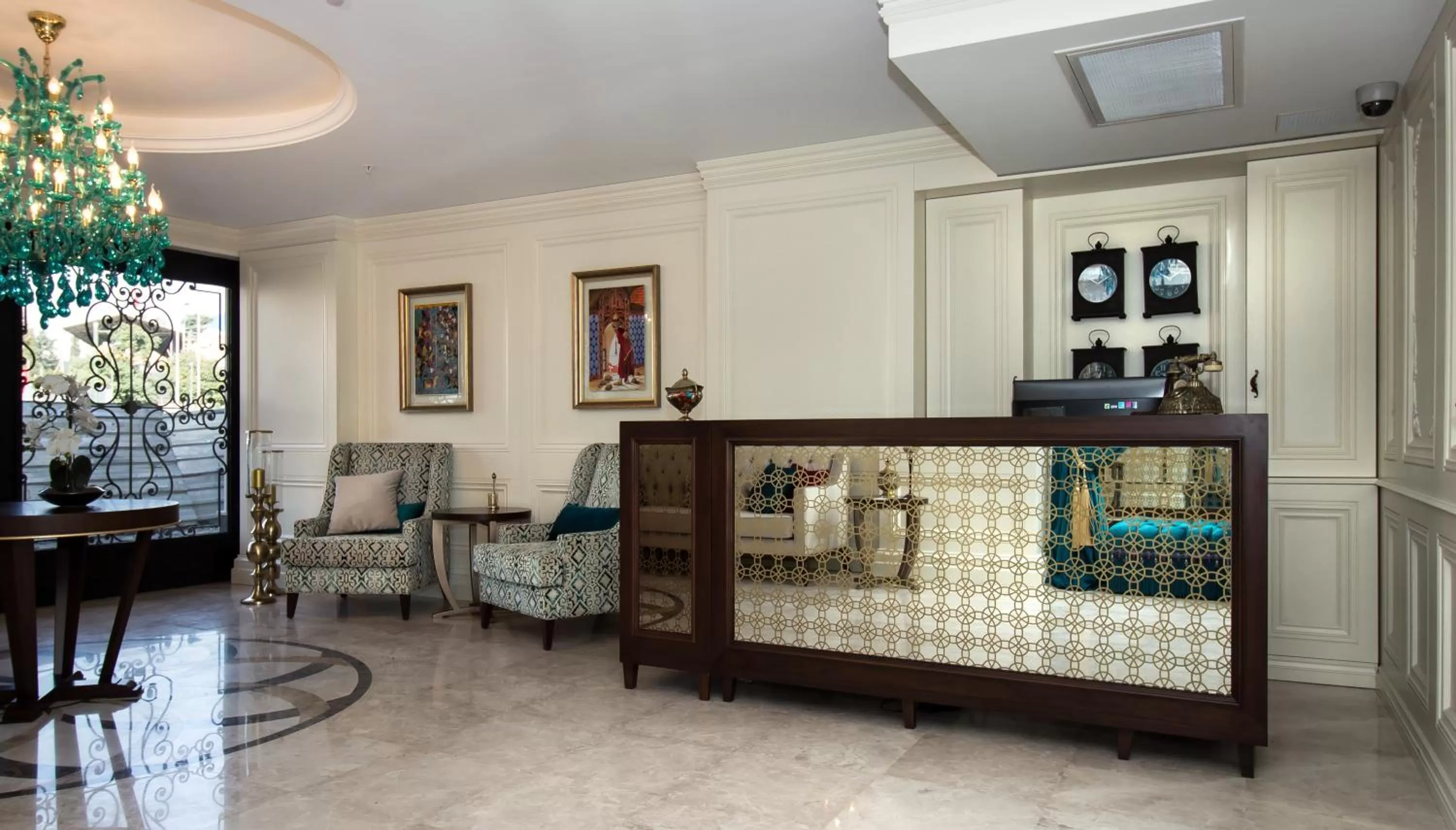 Communal lounge/ TV room in Istanbul Town Hotel