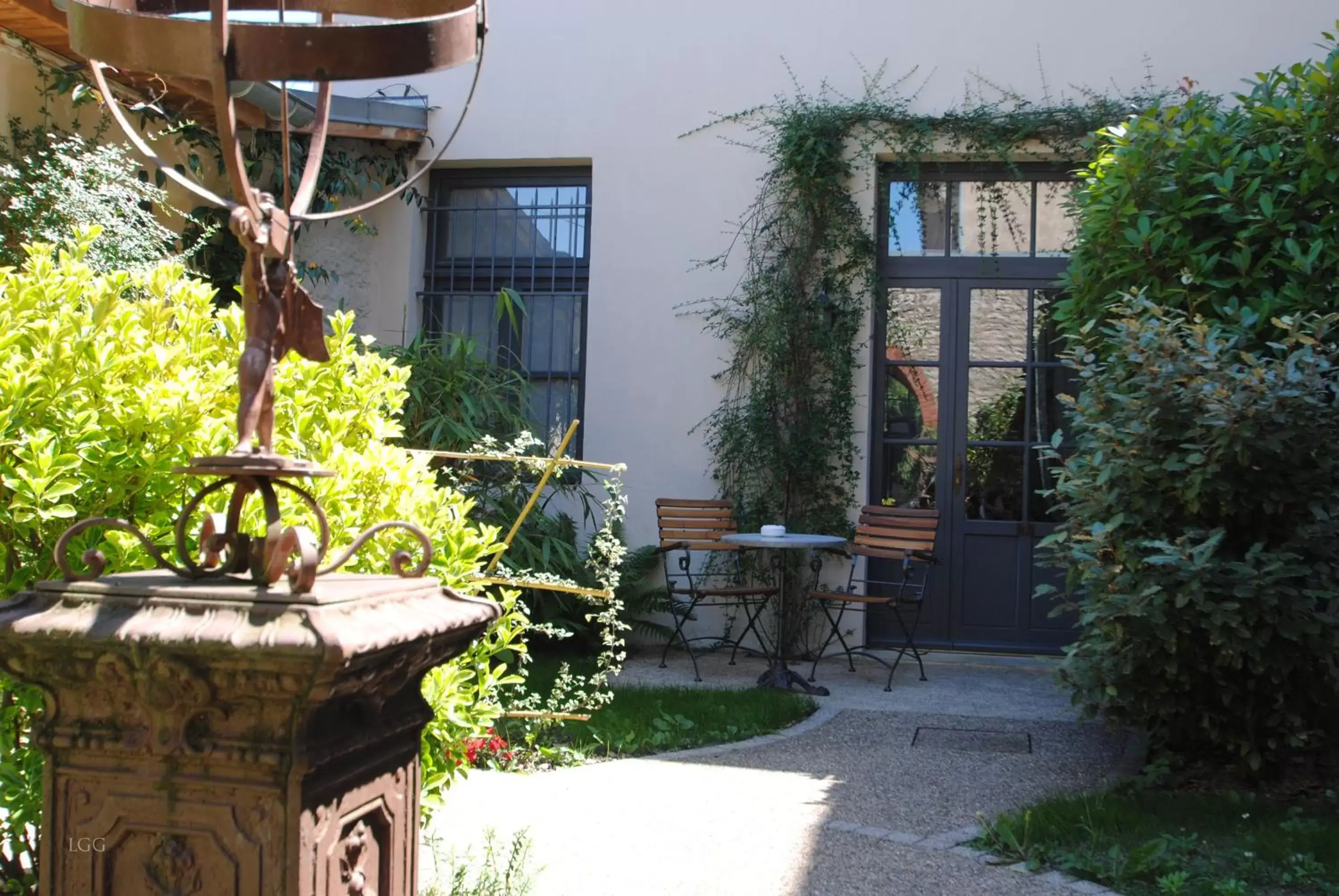 Inner courtyard view in Hôtel Restaurant Spa Le Sauvage