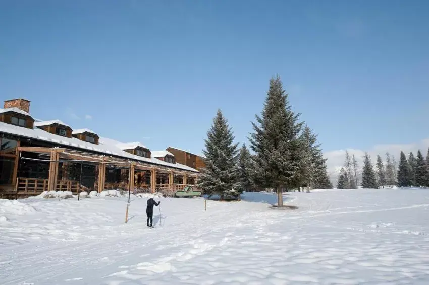 Skiing, Winter in Grouse Mountain Lodge