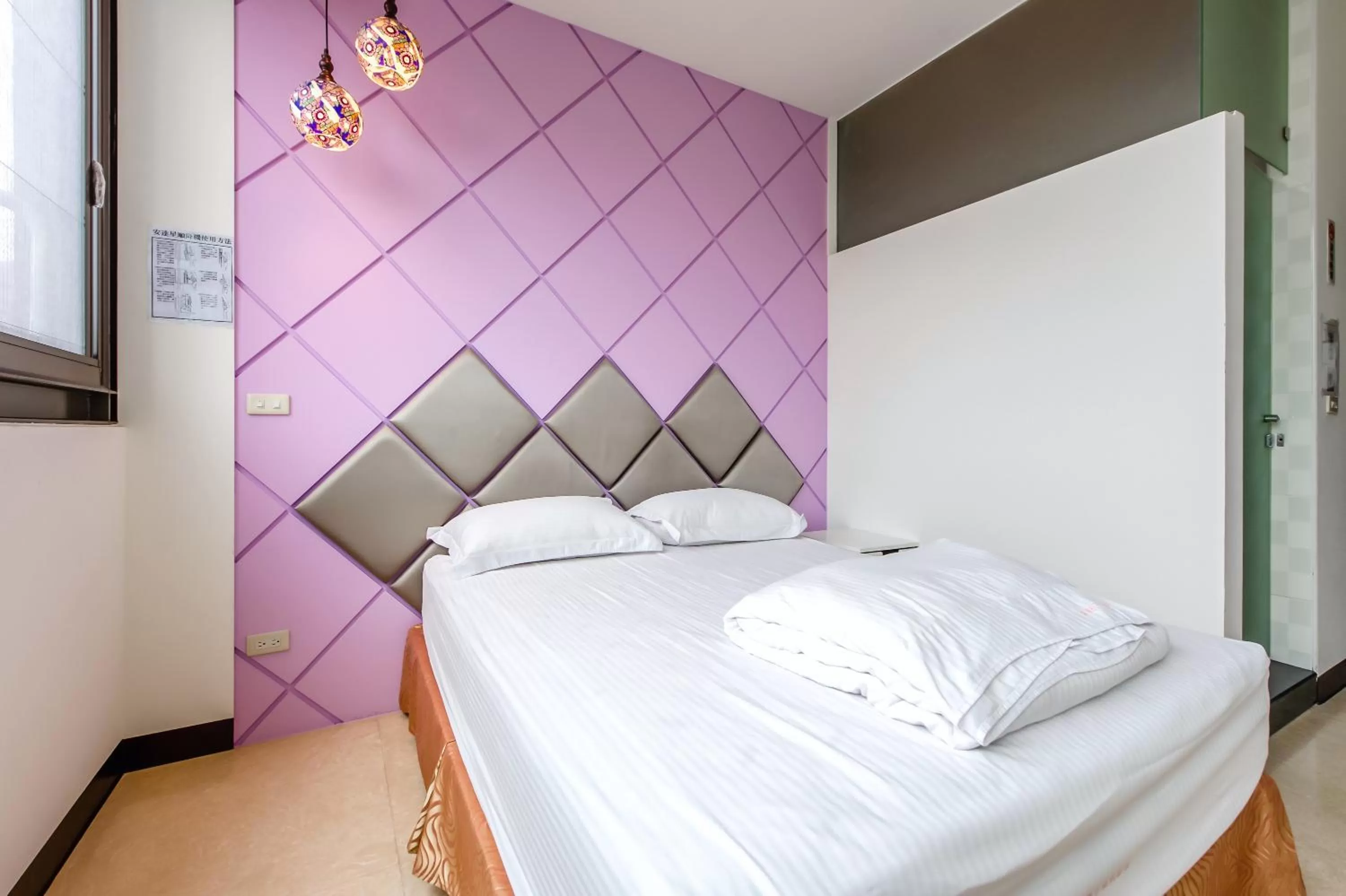 Photo of the whole room, Bed in lightness Station Inn