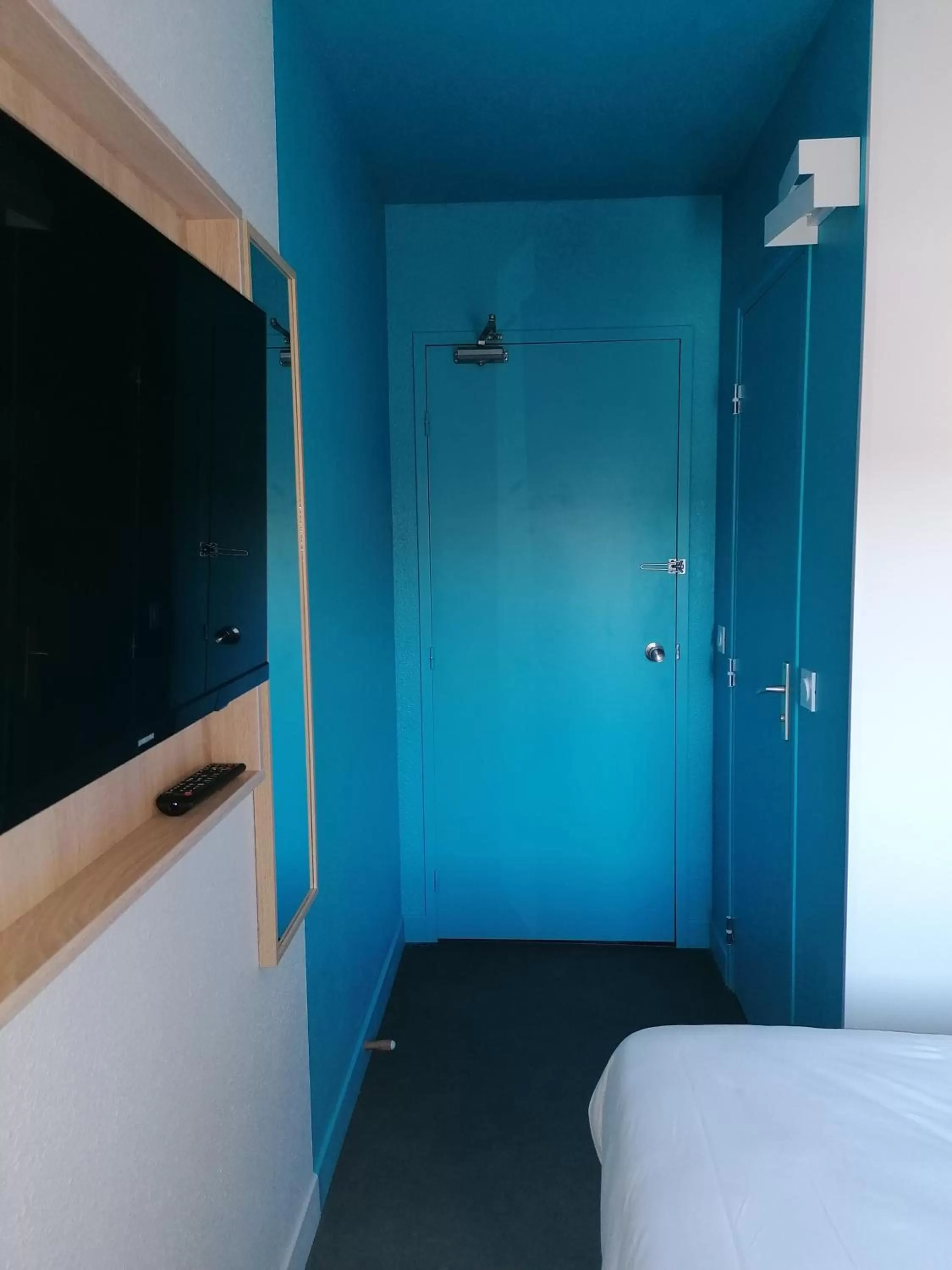 TV and multimedia, Bed in Kyriad Direct Martigues