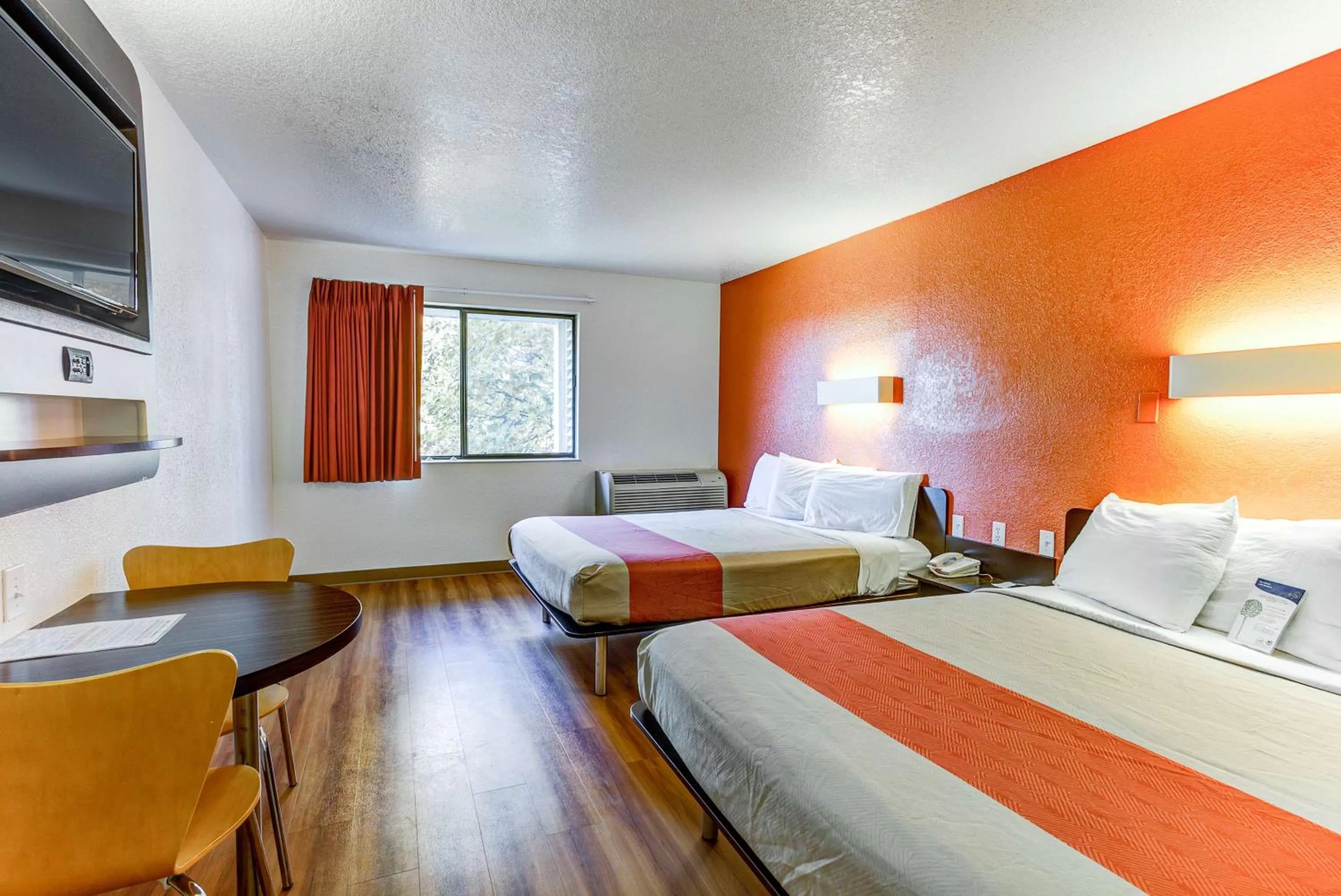 TV and multimedia, Bed in Motel 6-Portland, OR - Tigard West