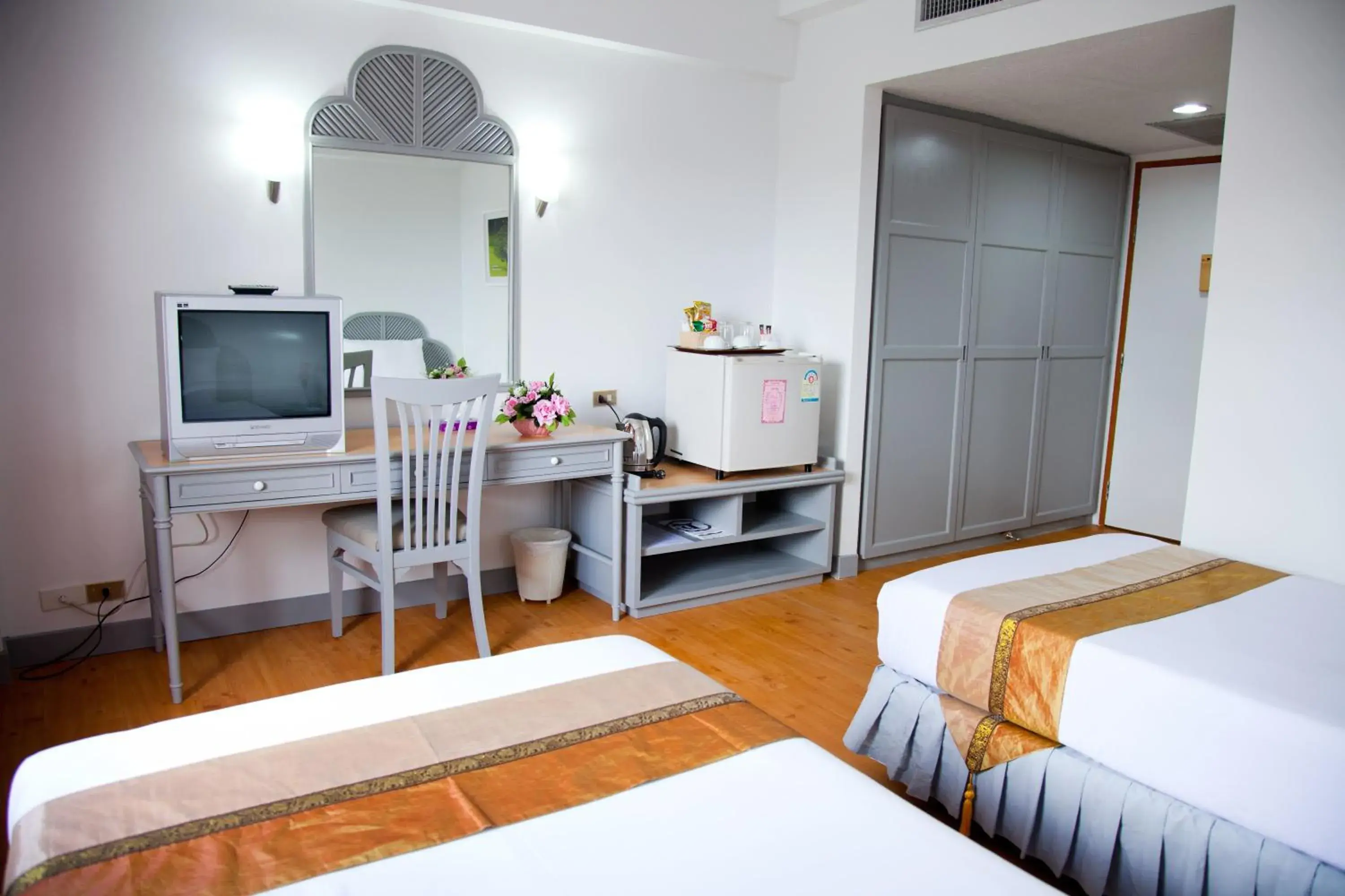 Bedroom, TV/Entertainment Center in Thumrin Hotel