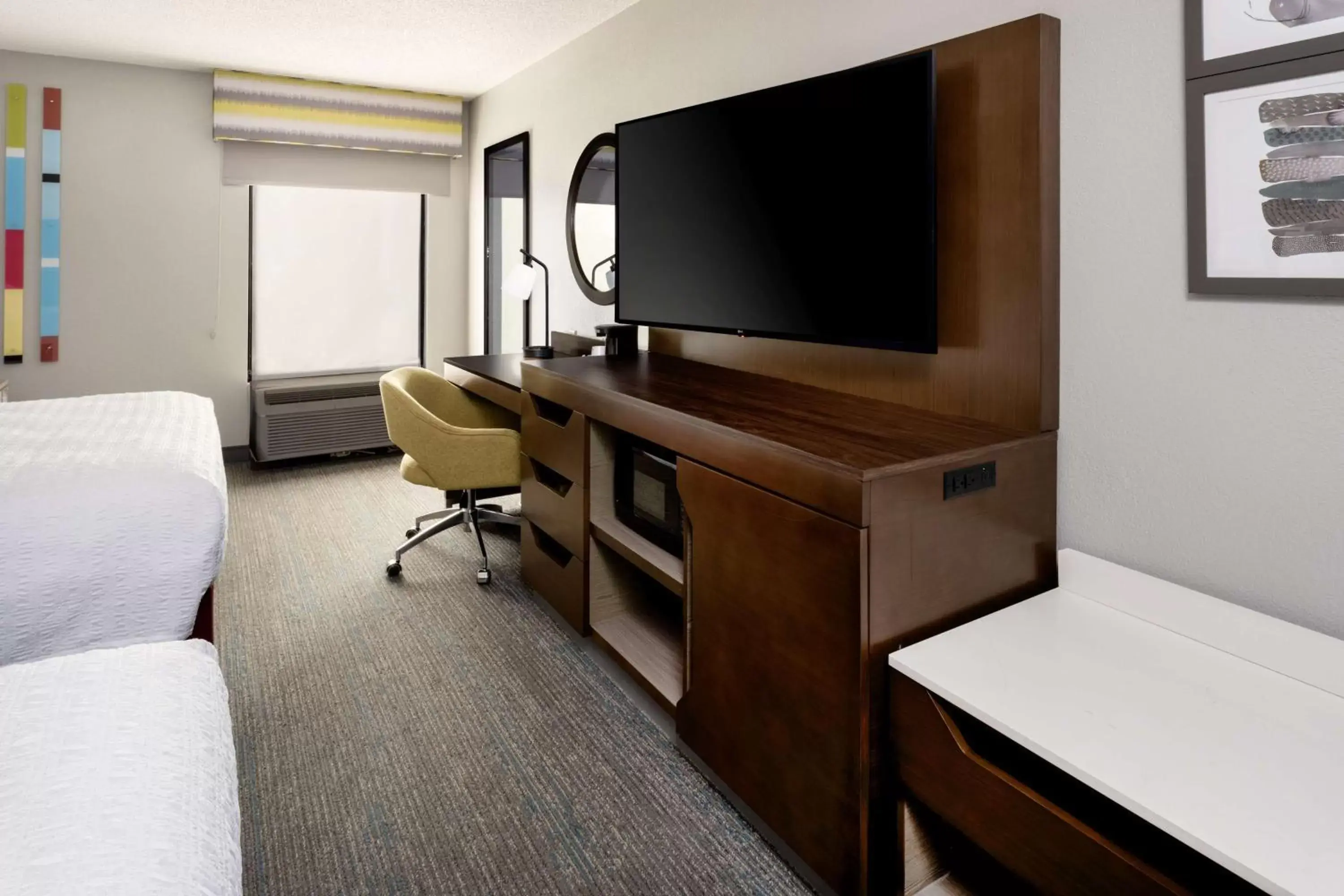 Bedroom, TV/Entertainment Center in Hampton Inn Richmond-SW Hull Street