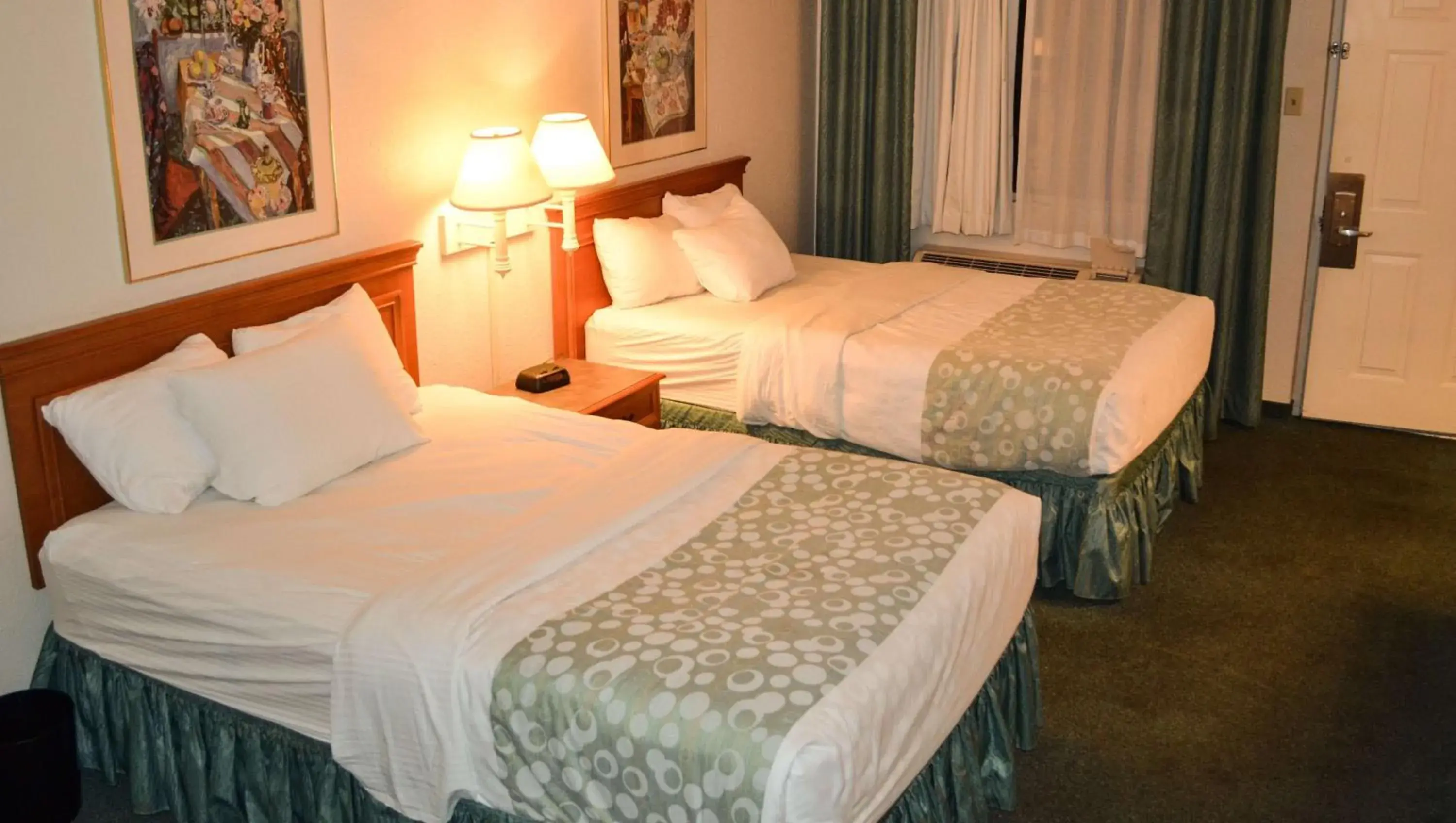 Photo of the whole room, Bed in Magnuson Hotel Texarkana