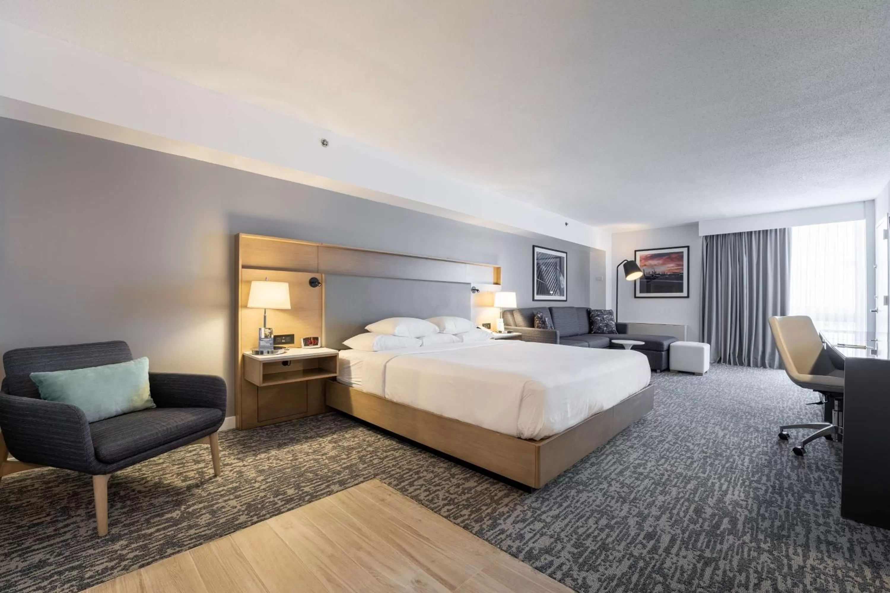 Corner Studio King Suite with Sofa Bed in Radisson Hotel JFK Airport