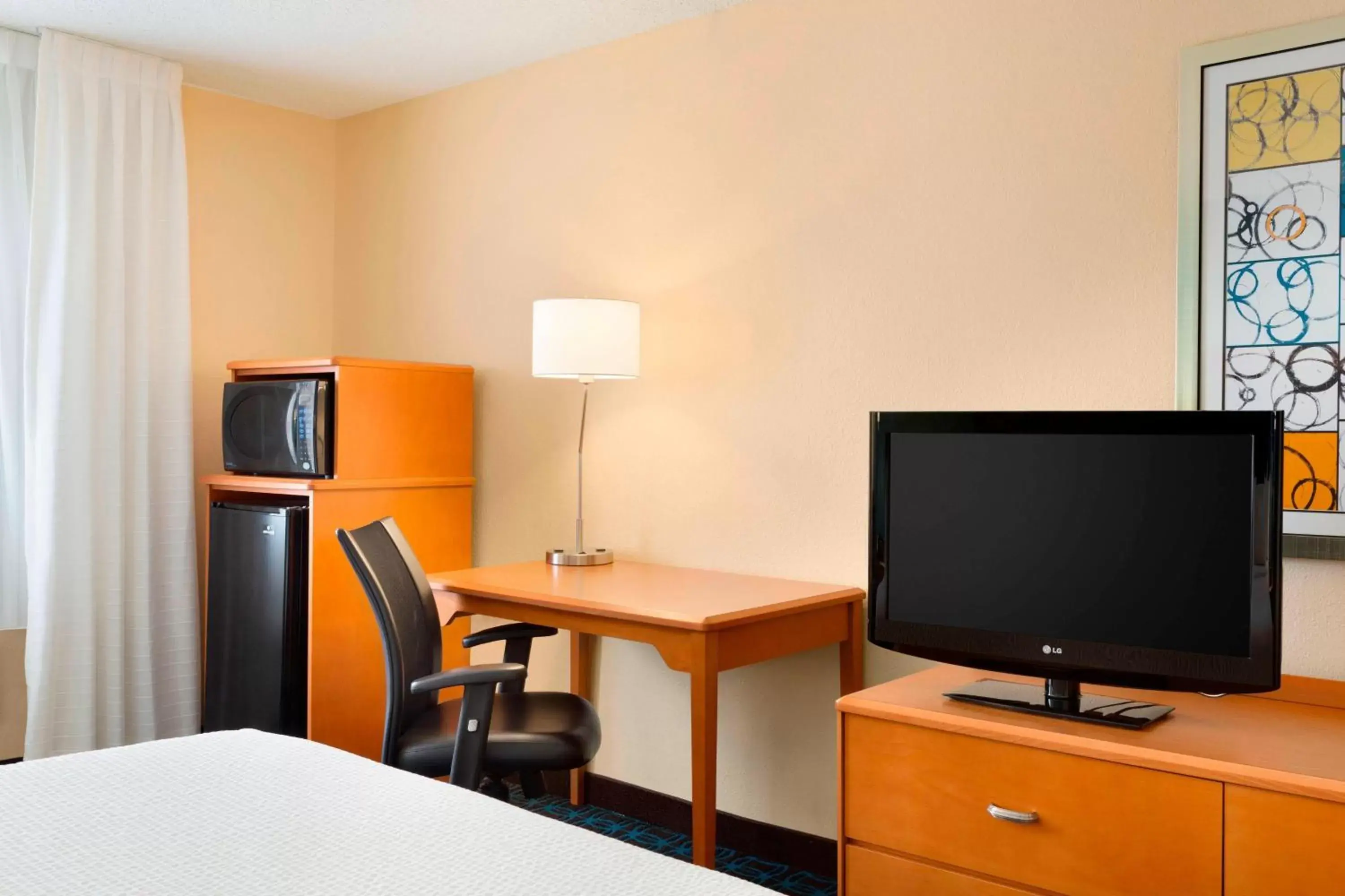 Photo of the whole room, TV/Entertainment Center in Fairfield Inn & Suites Fort Worth University Drive
