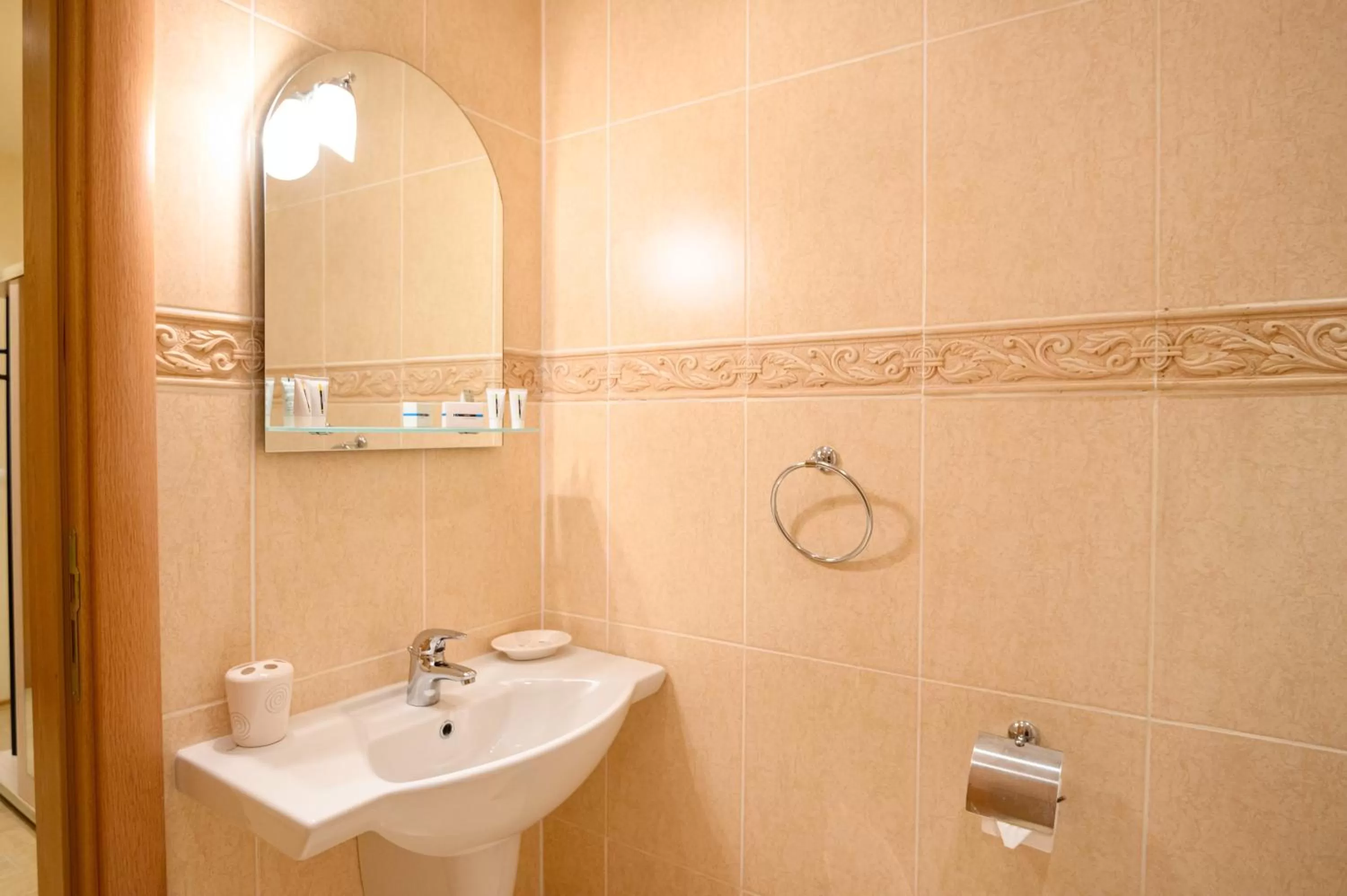 Bathroom in Parklands Hotel & Pool