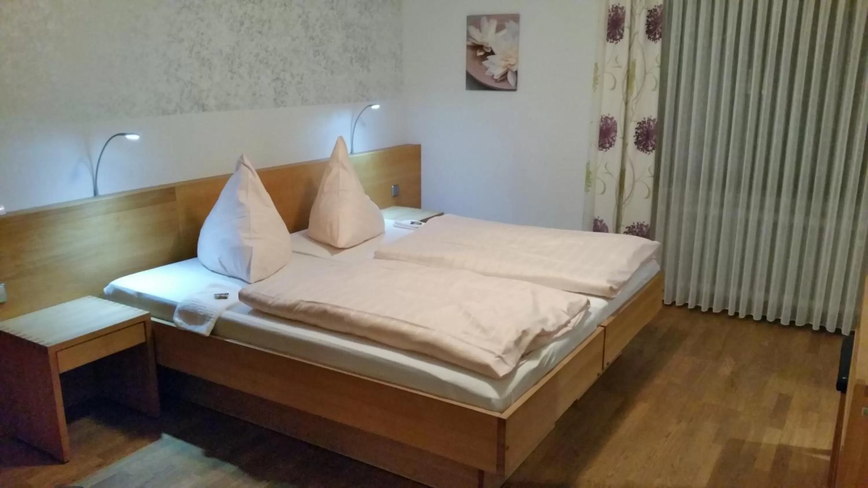 Photo of the whole room, Bed in Hotel-Restaurant Fröhlich