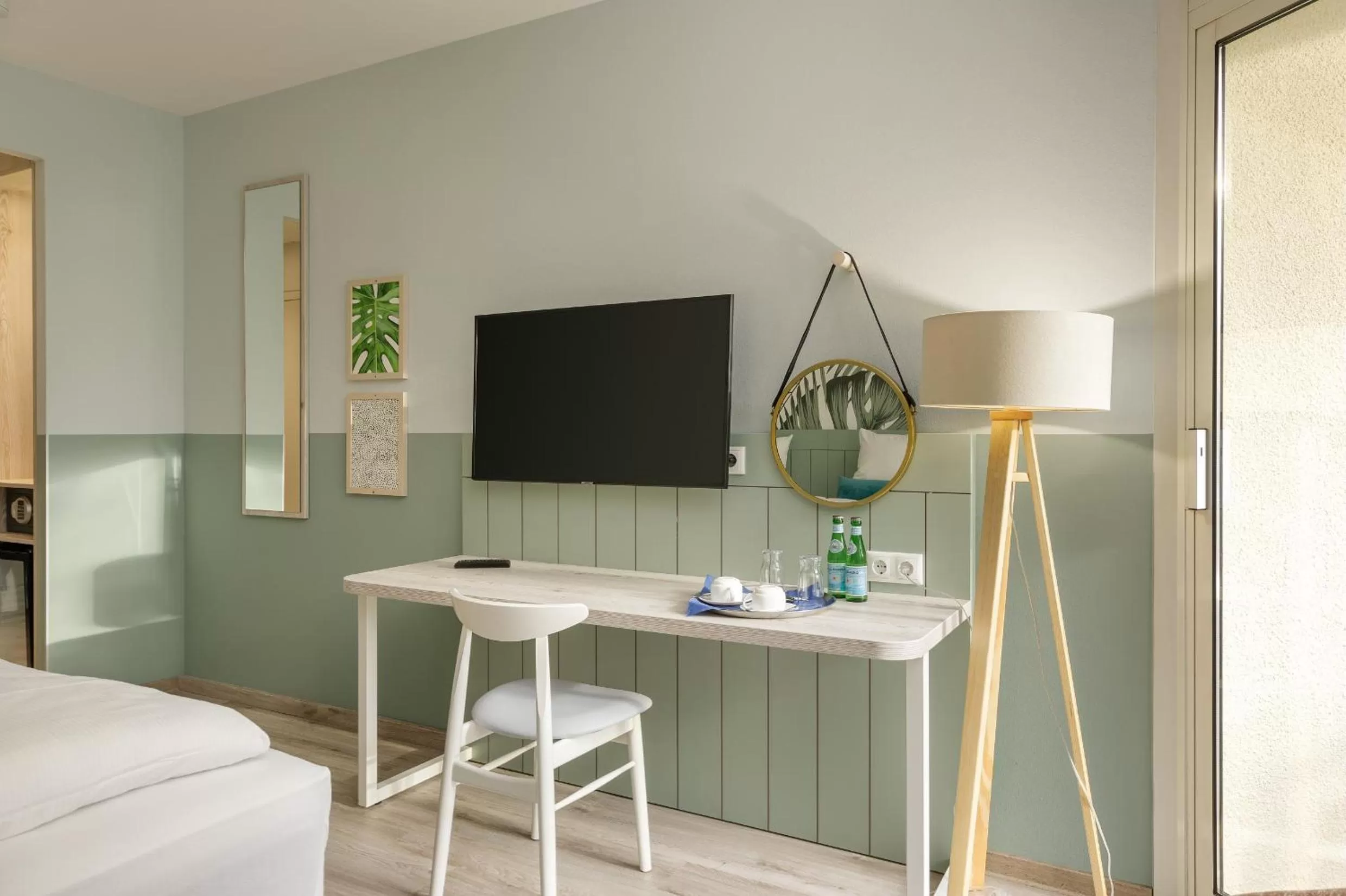 Living room, Bed in Hotel Bispinger Heide by Center Parcs