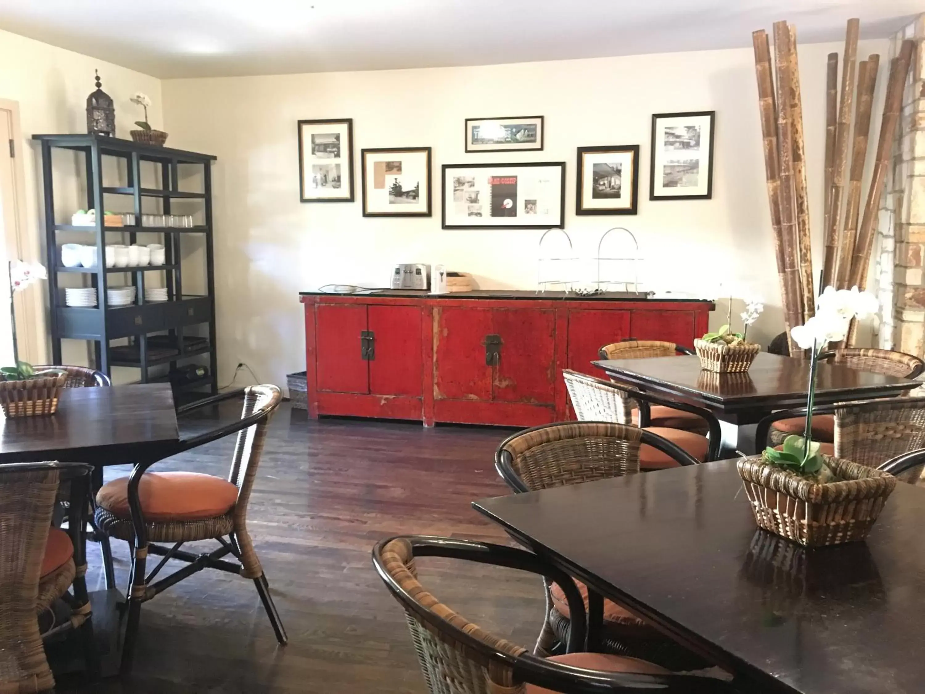 Lounge or bar in Tradewinds Carmel Lounge or bar in Tradewinds Carmel