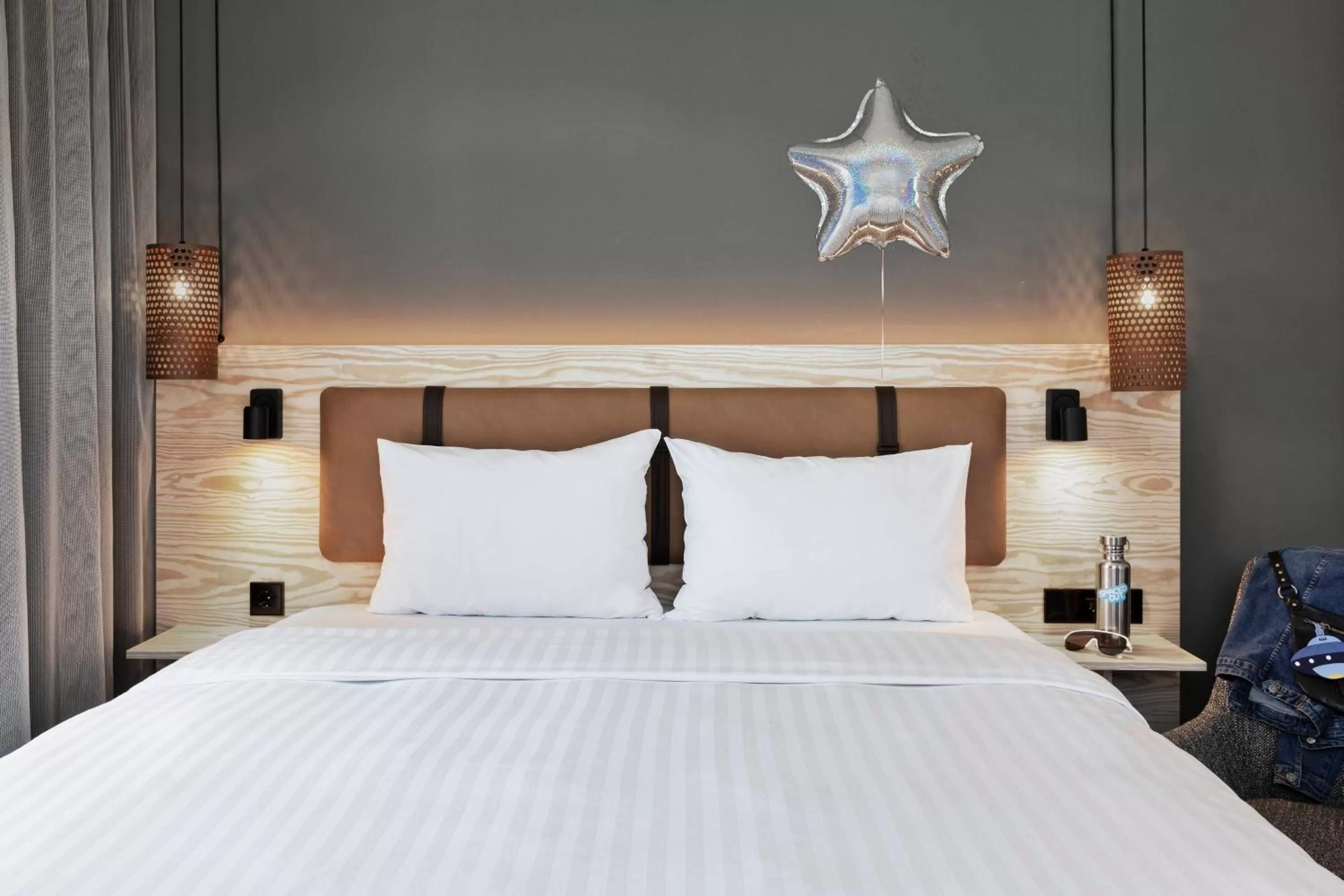 Photo of the whole room, Bed in Moxy Darmstadt