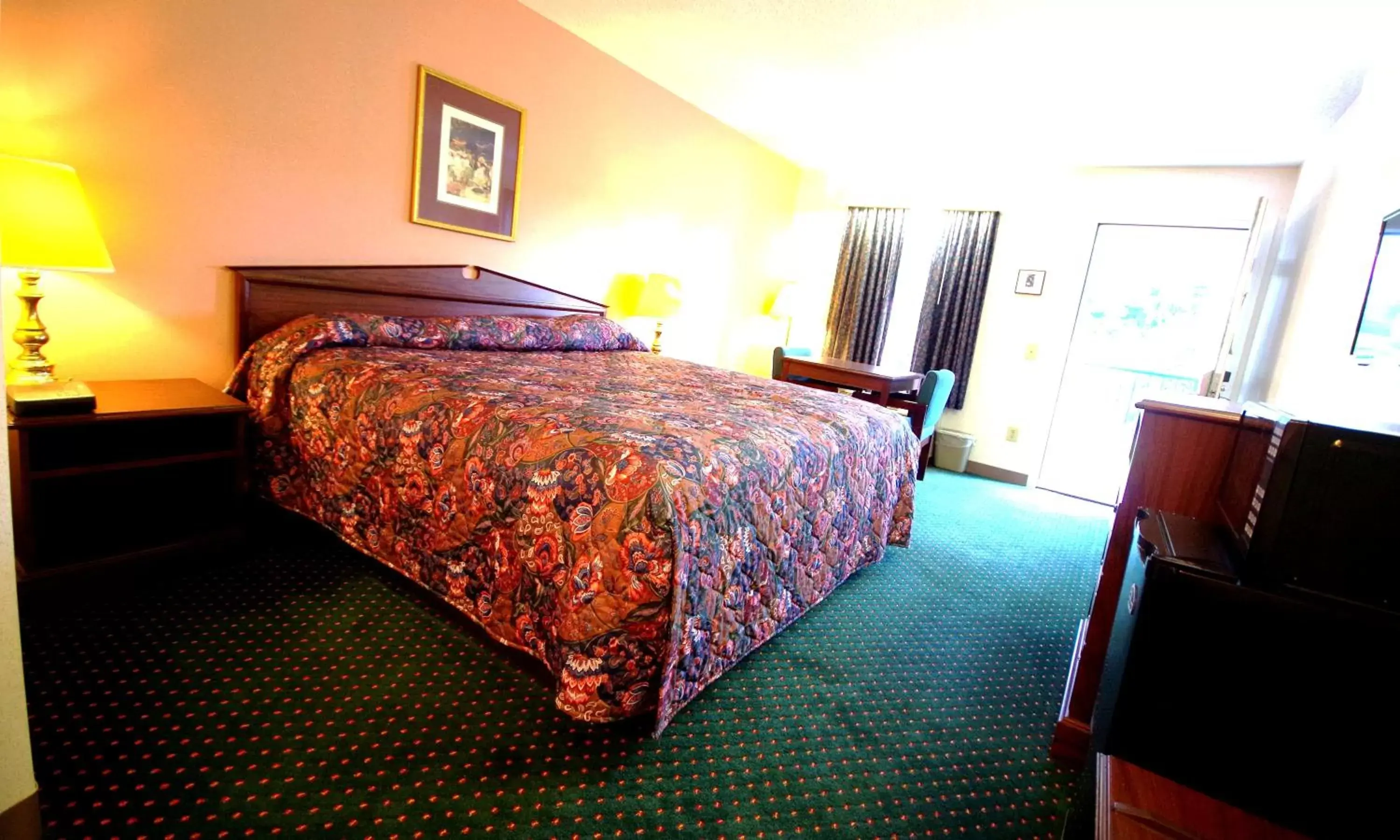 Bed in American Motel - Lenoir
