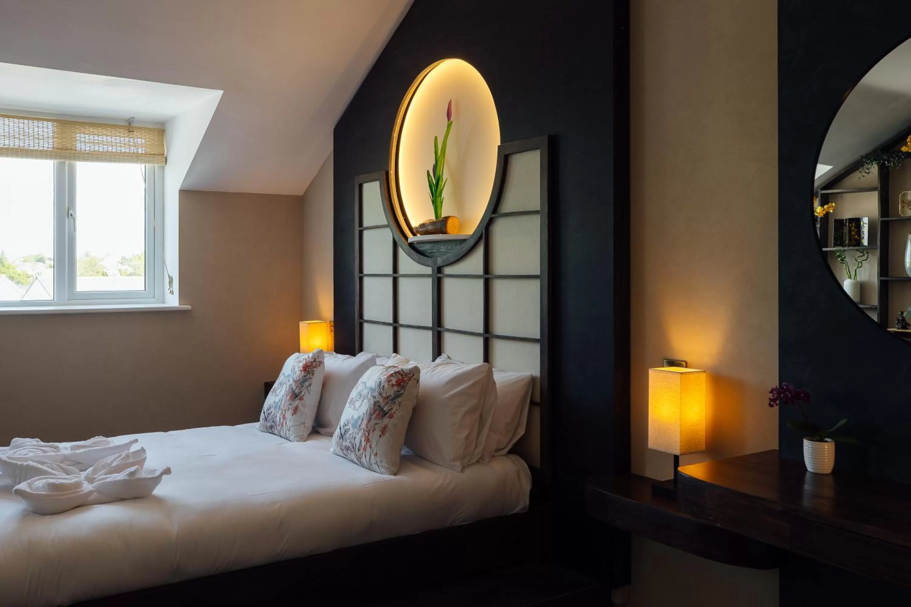 Bed in The Imperial Dragon Hotel