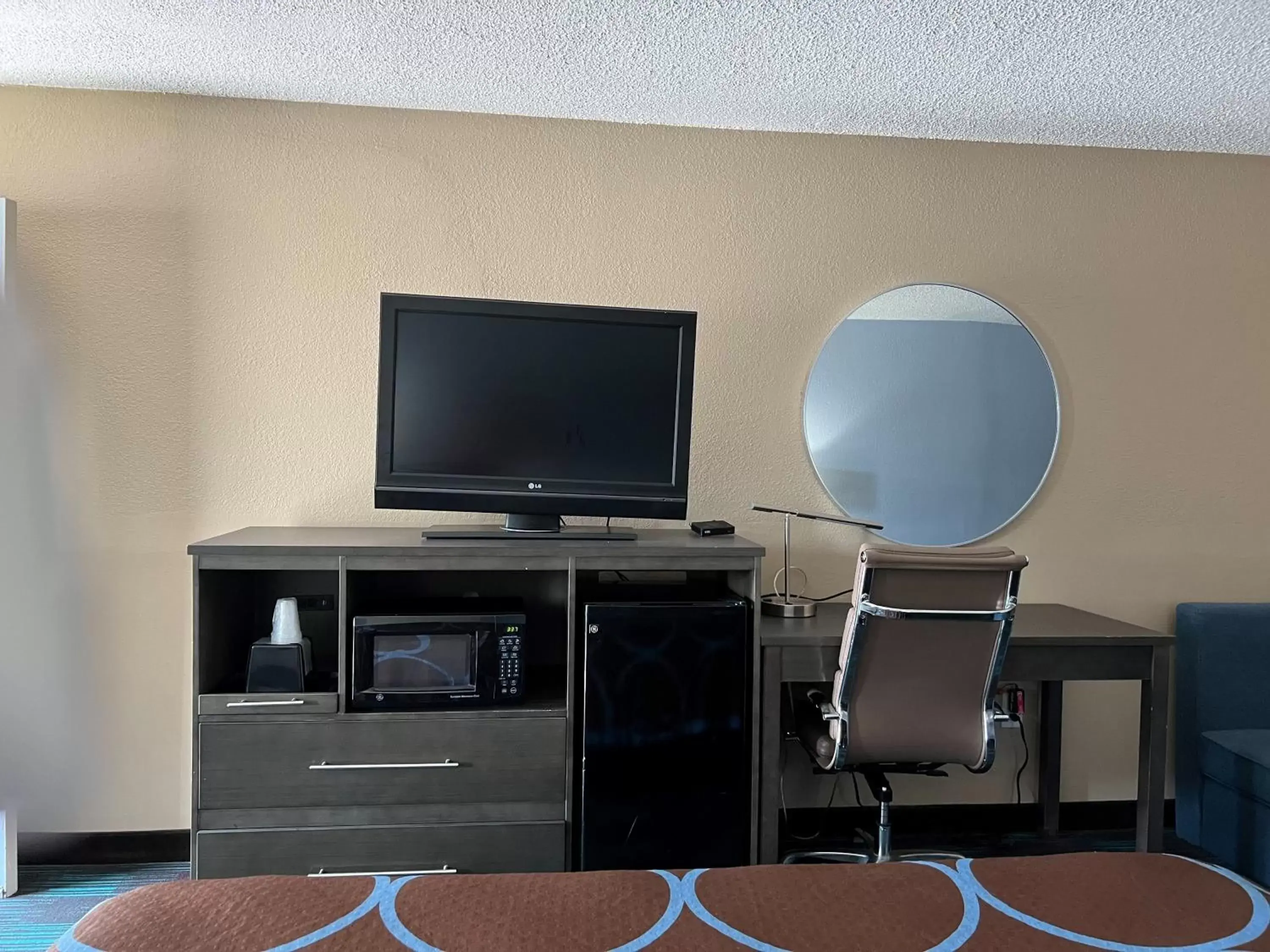 Area and facilities, TV/Entertainment Center in Super 8 by Wyndham Newport News