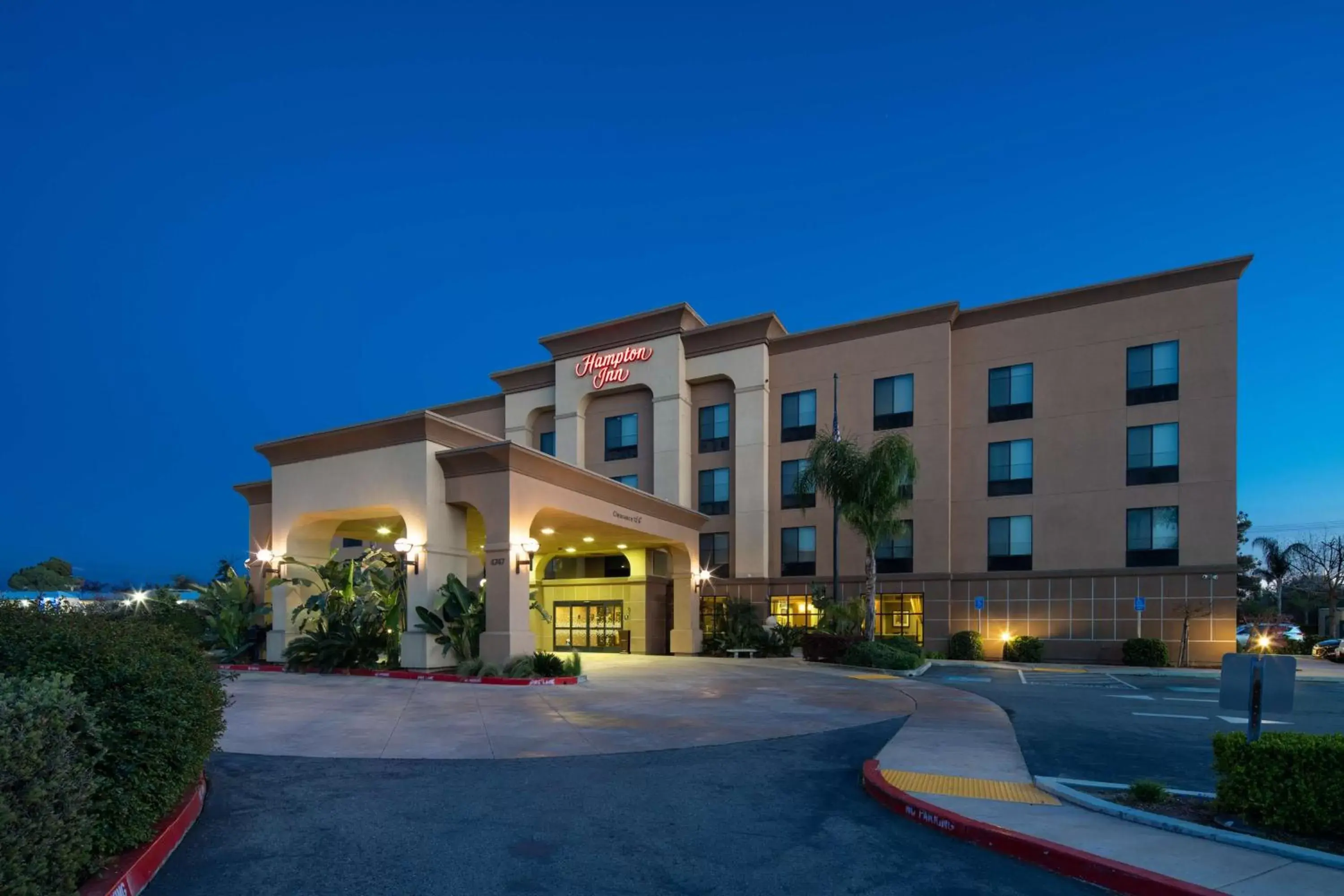 Property Building in Hampton Inn Visalia