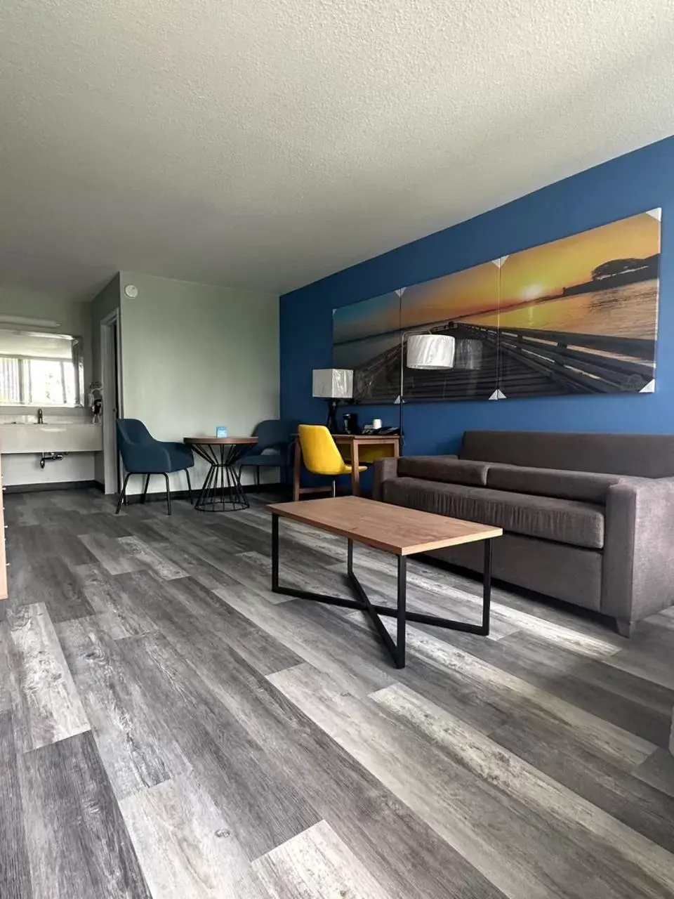 Seating Area in Days Inn & Suites by Wyndham Jennings
