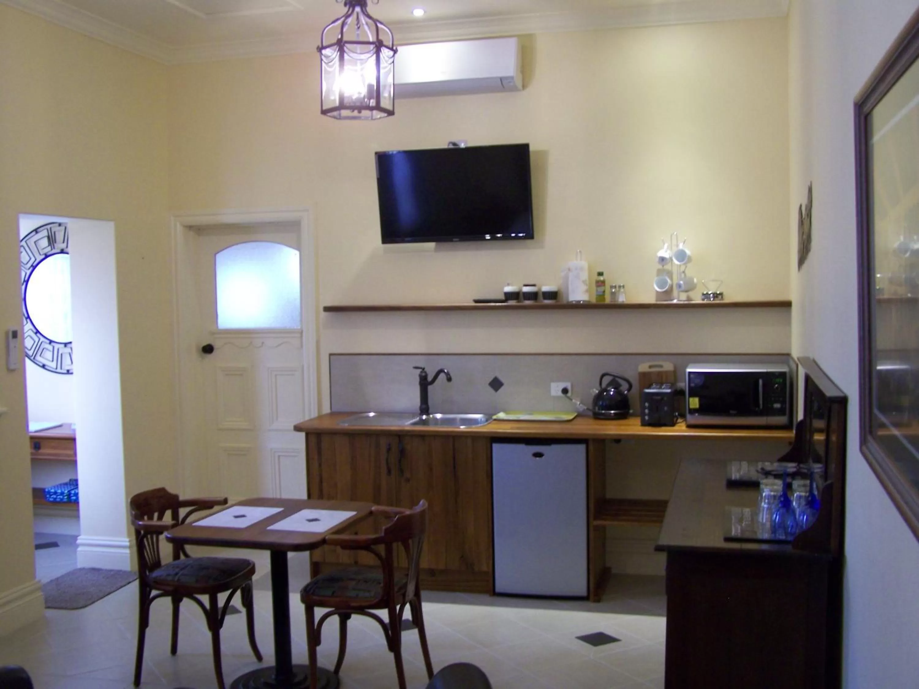 Kitchen or kitchenette in RJ's Bed & Breakfast