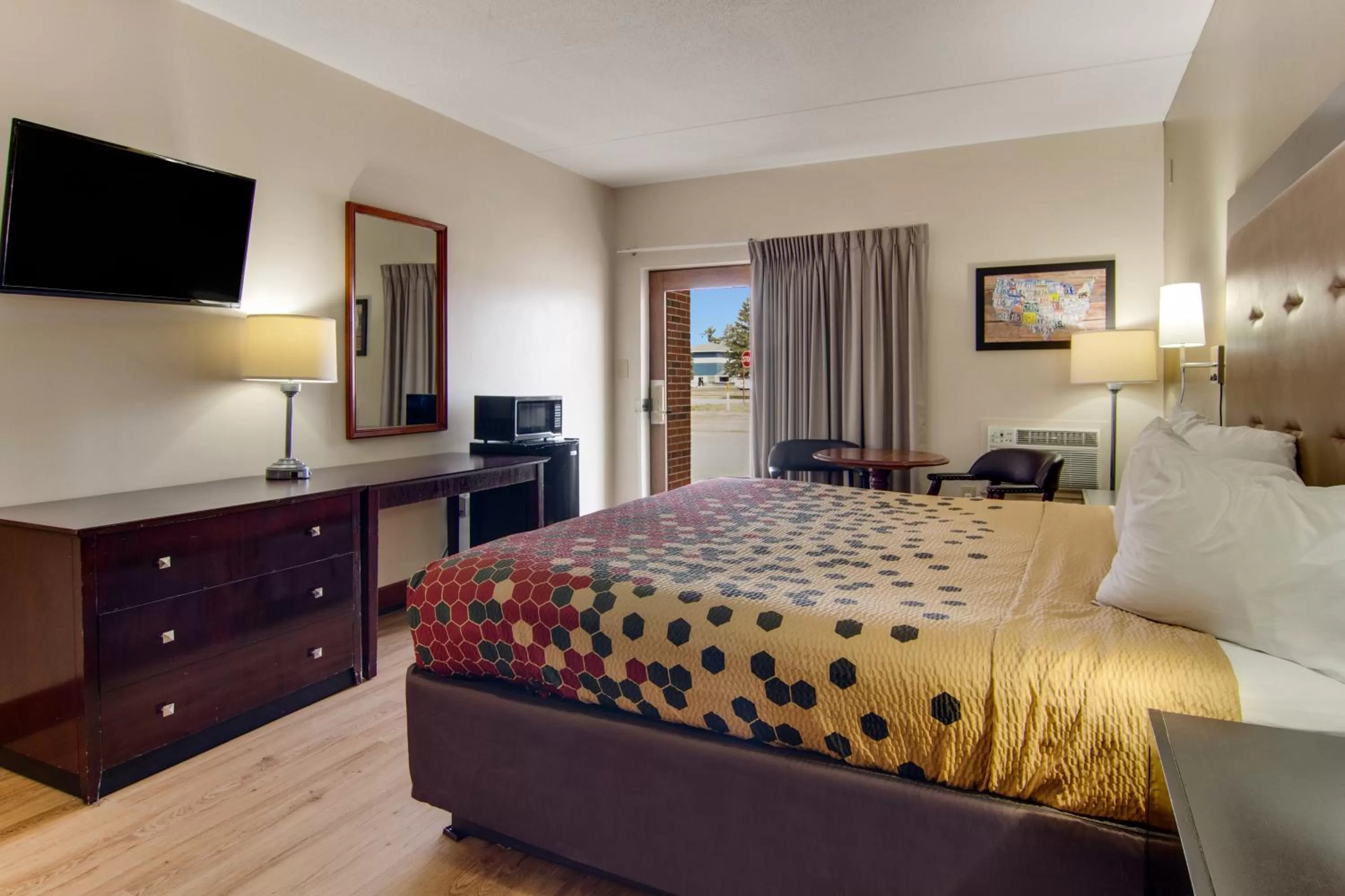 Bed in Econo Lodge Cadillac by Choice