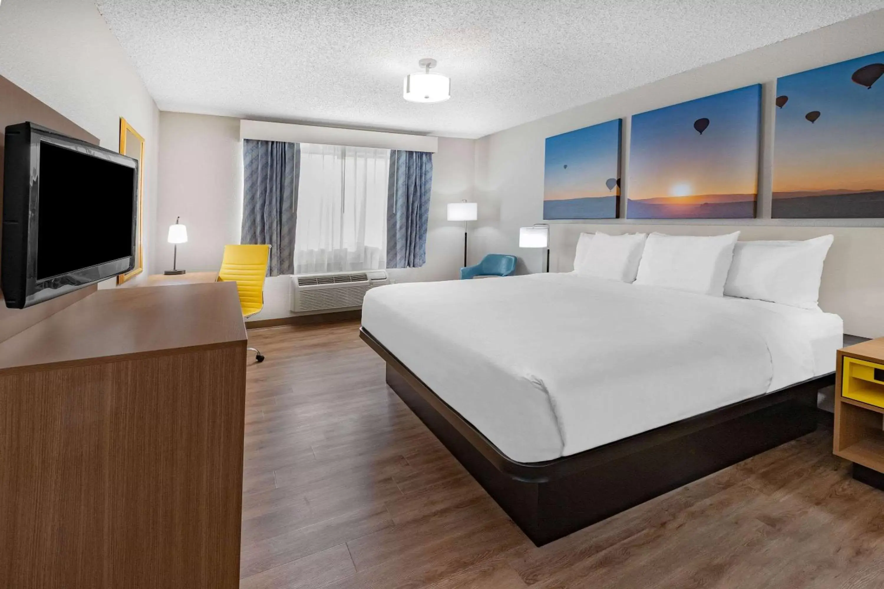 Photo of the whole room, Bed in Days Inn by Wyndham Bernalillo