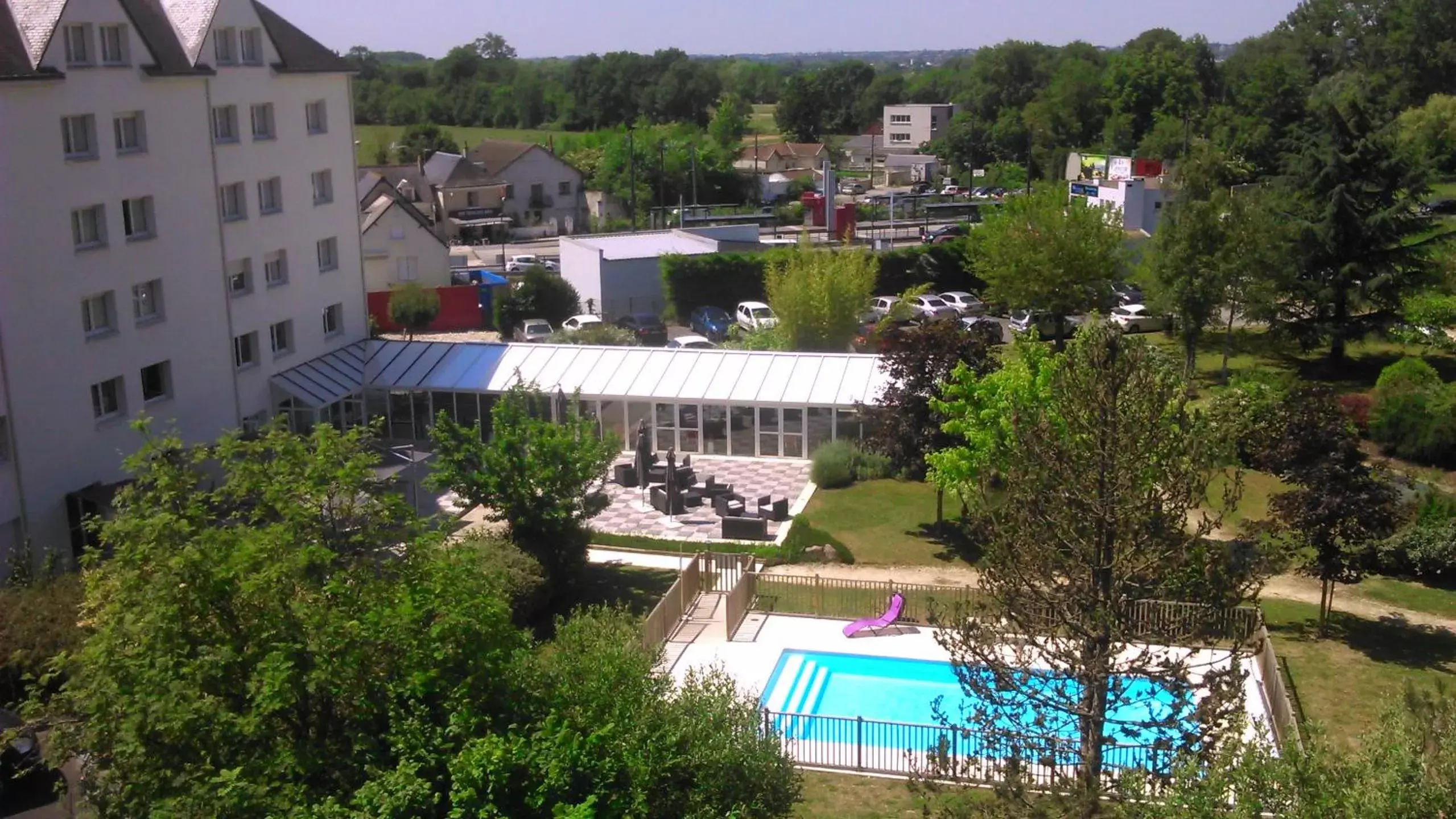 Property building, Pool View in Kyriad Tours - Joué-Lès-Tours