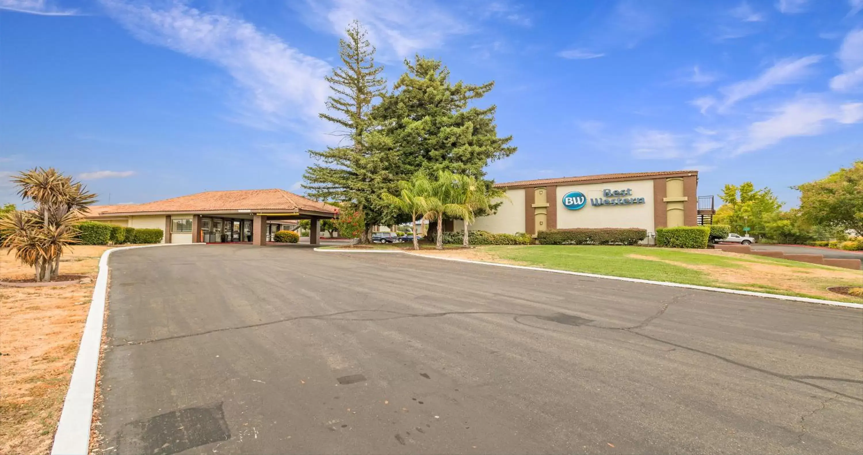 Facade/entrance, Property Building in Best Western Roseville Inn