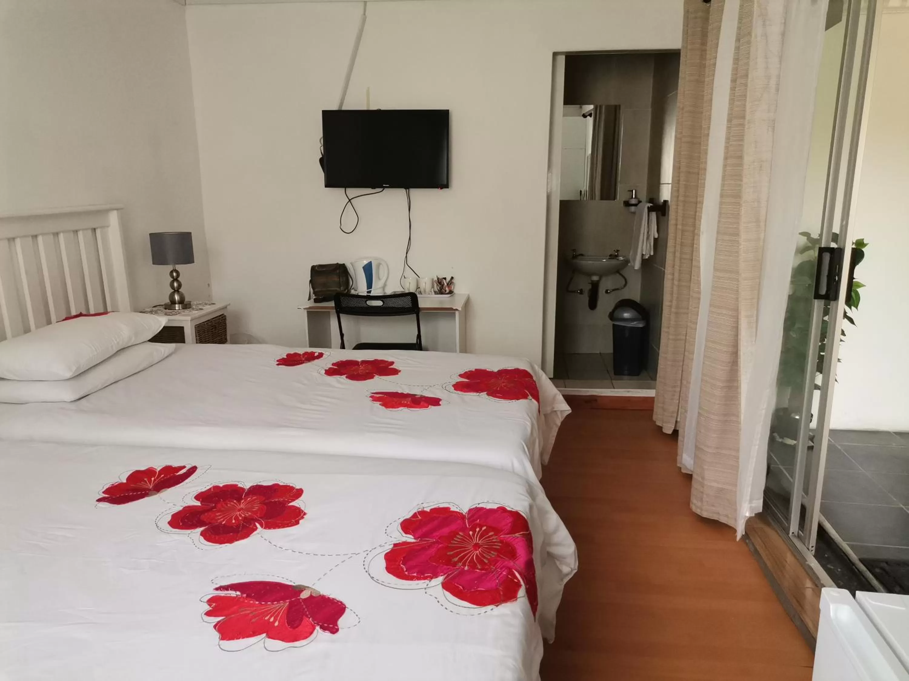 Photo of the whole room, Bed in Palm Tree BnB