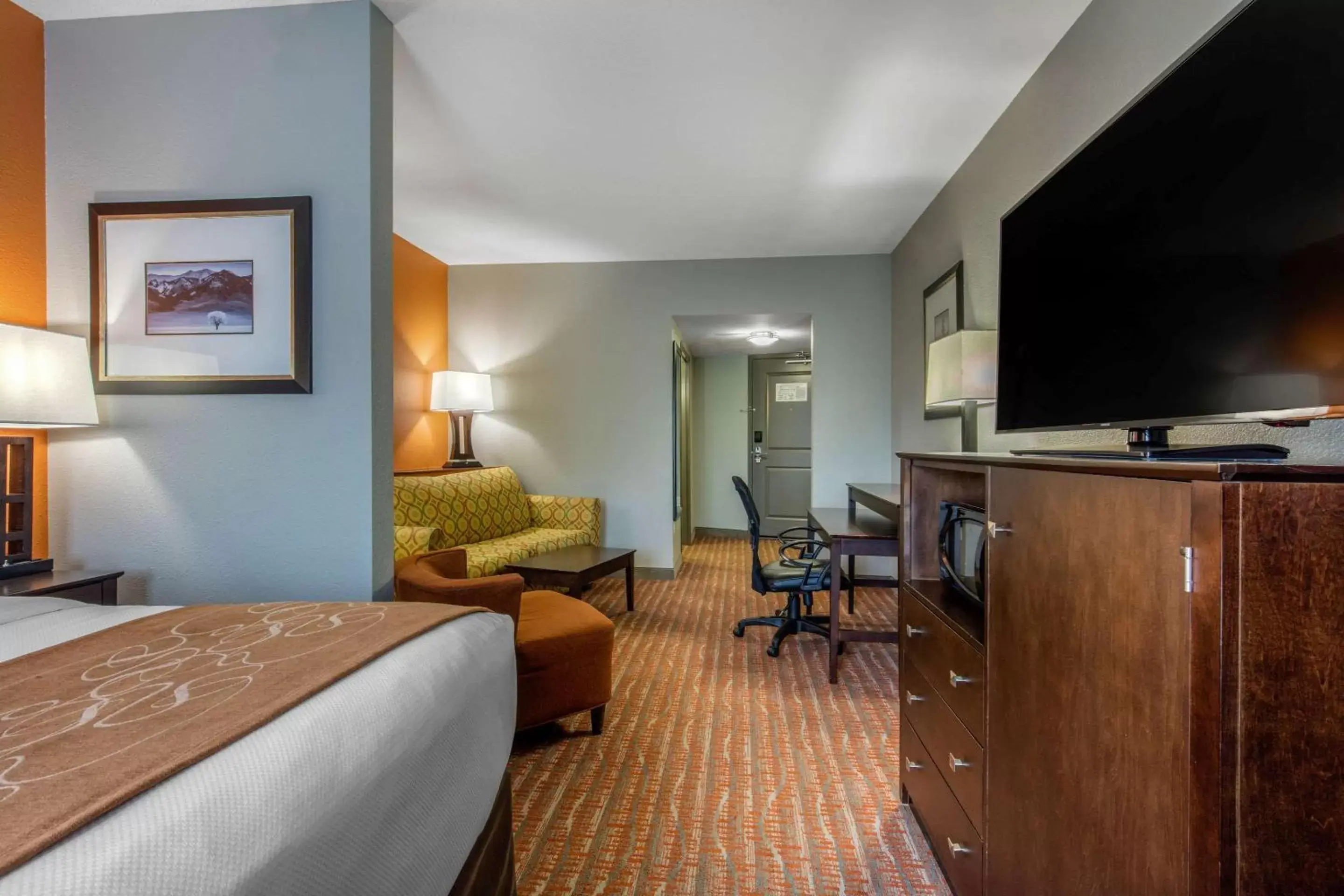 Photo of the whole room, TV/Entertainment Center in Comfort Suites Jackson I-40