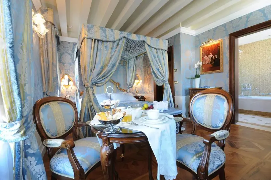 Bedroom, Restaurant/Places to Eat in Canal Grande