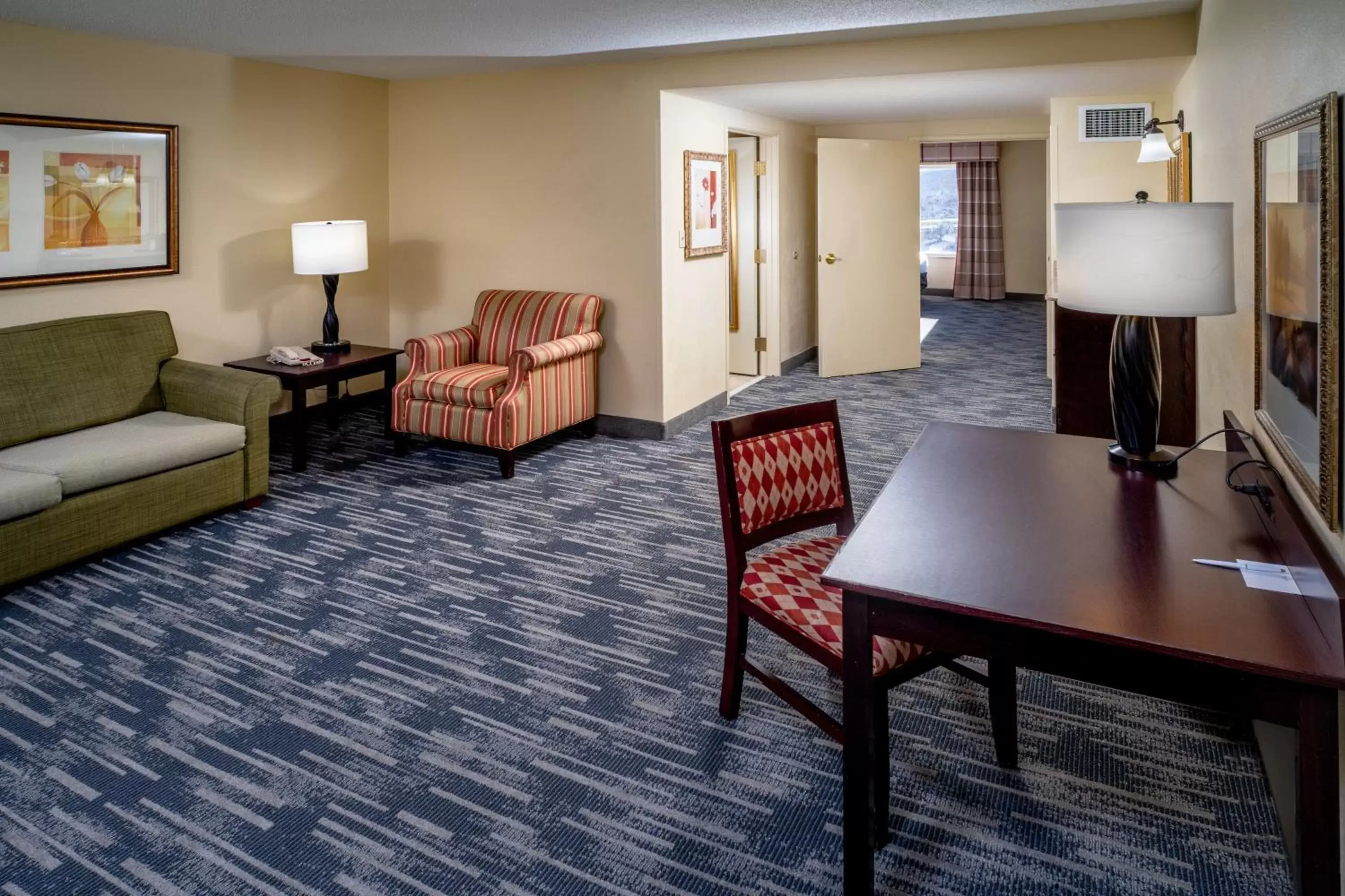 Bedroom, Seating Area in Country Inn & Suites by Radisson, Princeton, WV