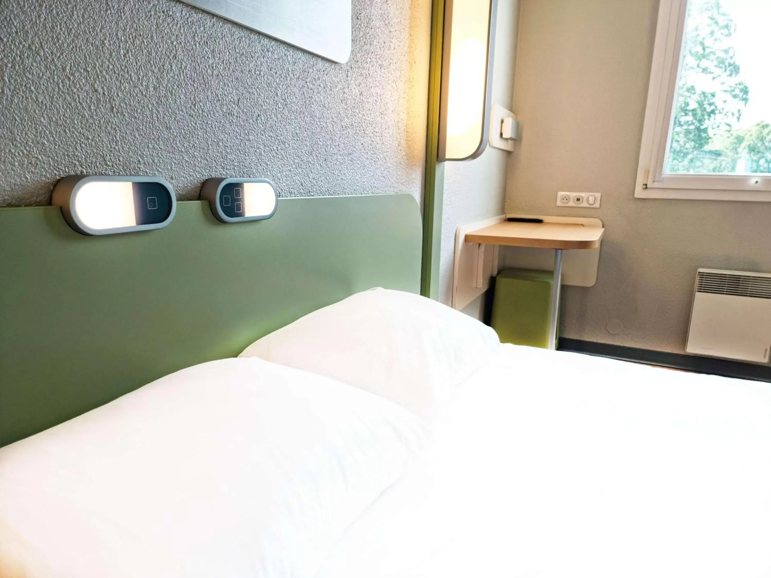 Bedroom, Bed in ibis budget Caen Porte de Bretagne