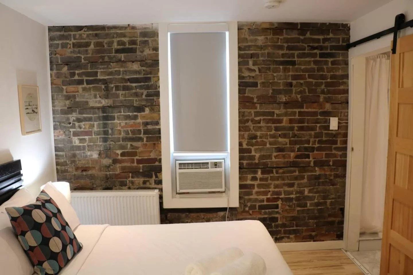 Photo of the whole room, Bed in Pembroke Inn