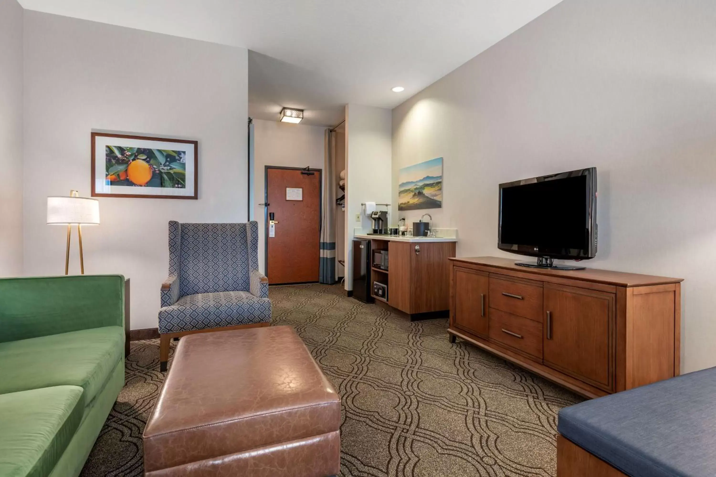 Bedroom, Seating Area in Best Western Premier Pasco Inn and Suites