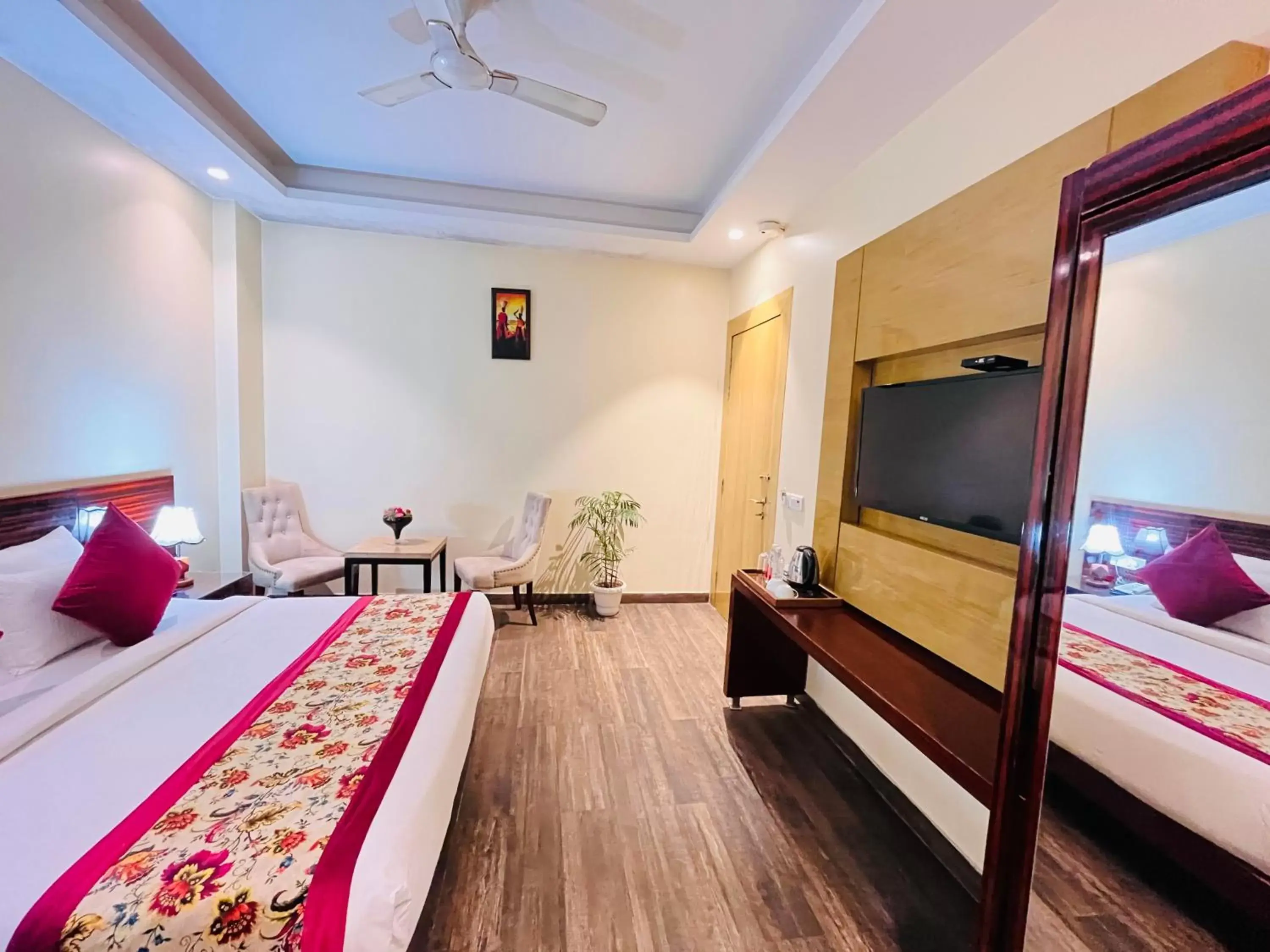 Bed, TV/Entertainment Center in Hotel Banz - Near Delhi International Airport