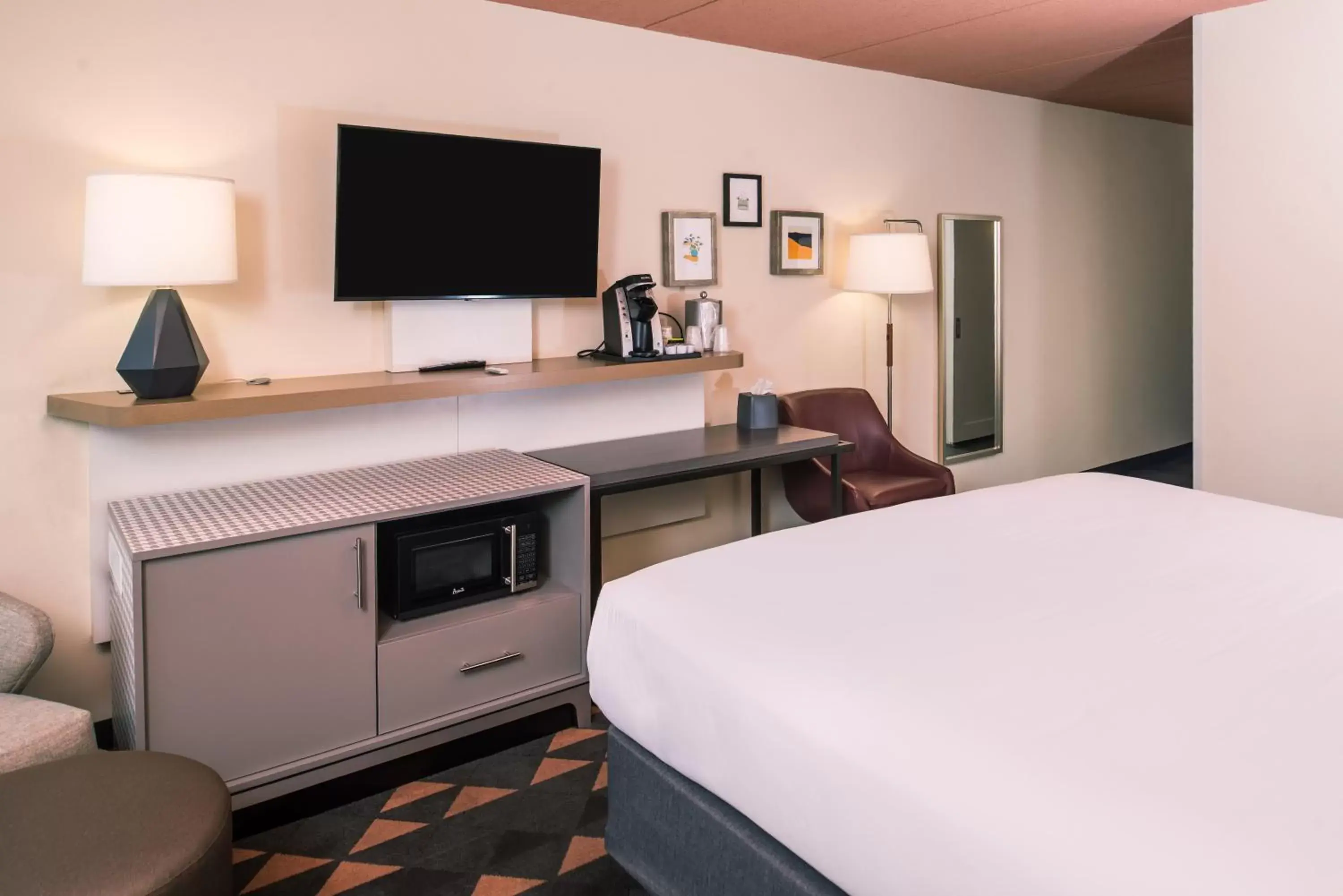 Photo of the whole room, Bed in Holiday Inn Auburn-Finger Lakes Region by IHG Photo of the whole room, Bed in Holiday Inn Auburn-Finger Lakes Region by IHG