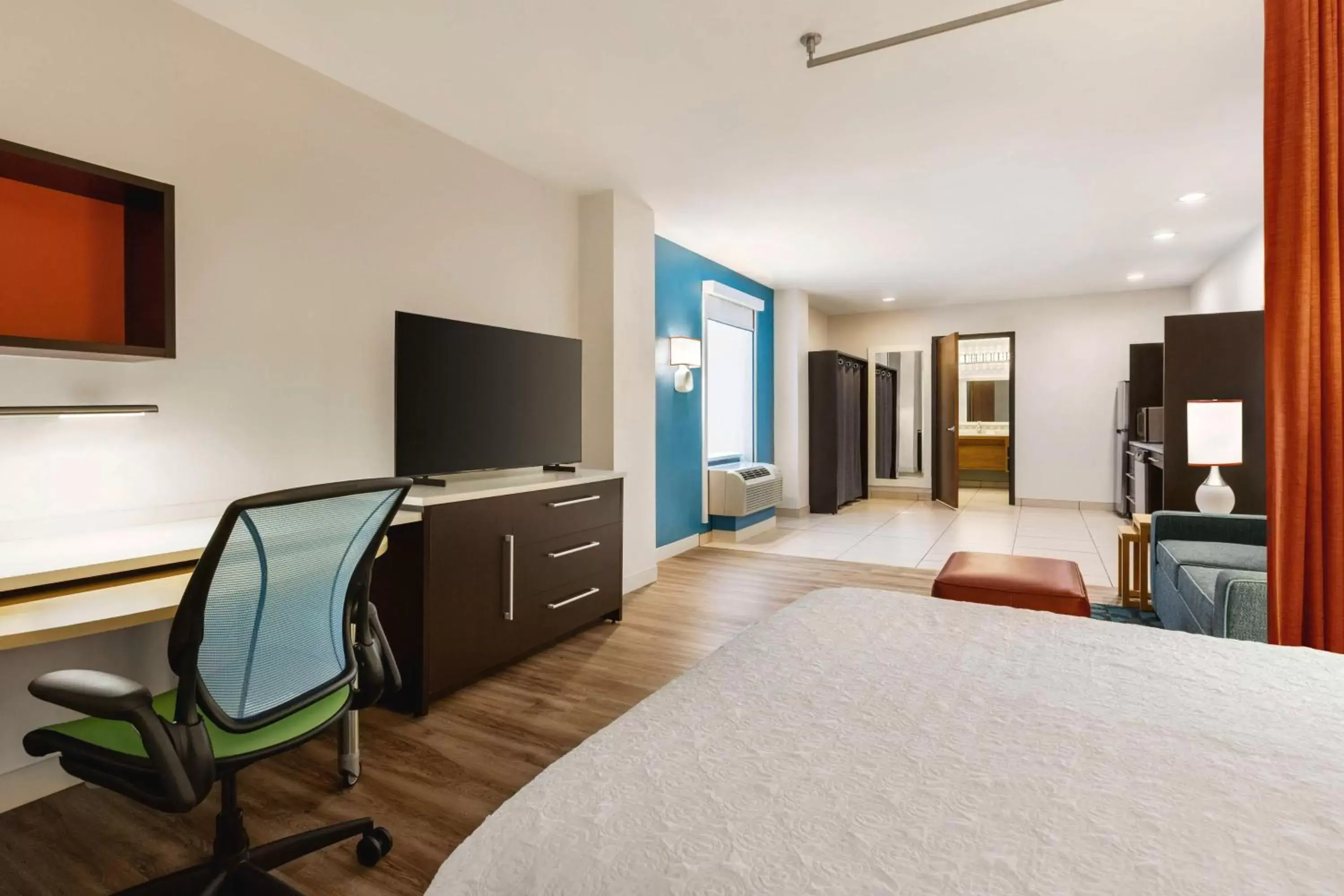 Bedroom, TV/Entertainment Center in Home2 Suites Long Island City/Manhattan View