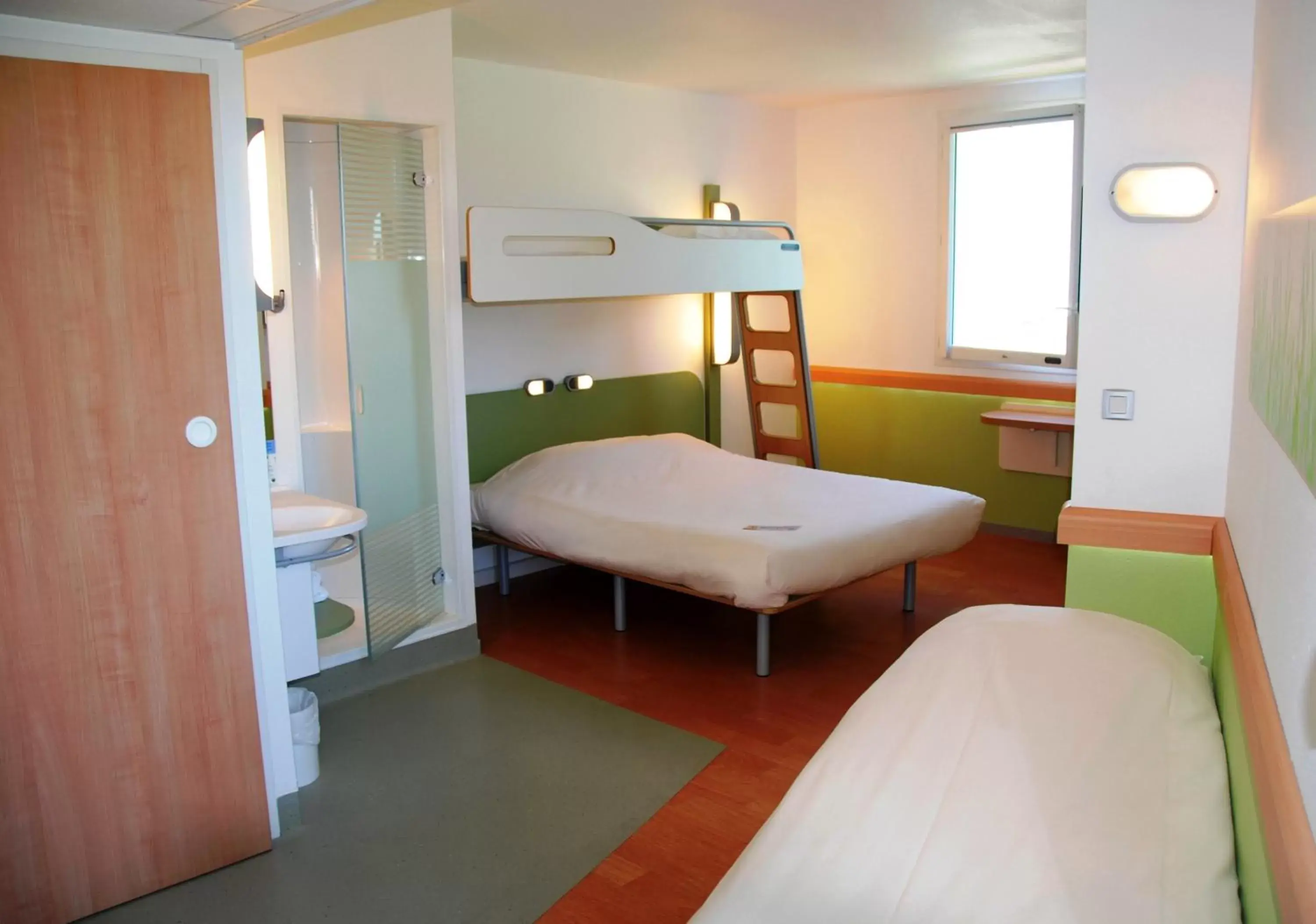 Bed, Bunk Bed in Ibis Budget Roanne Hôtel